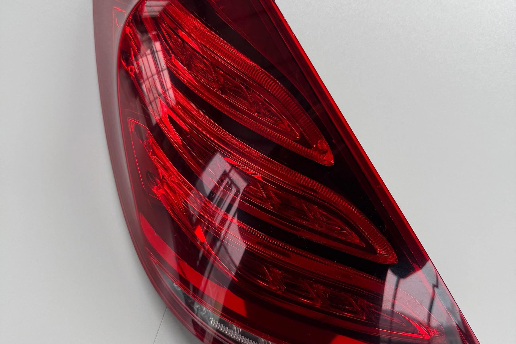 S-Klasse Rückleuchte hinten links A2229065401