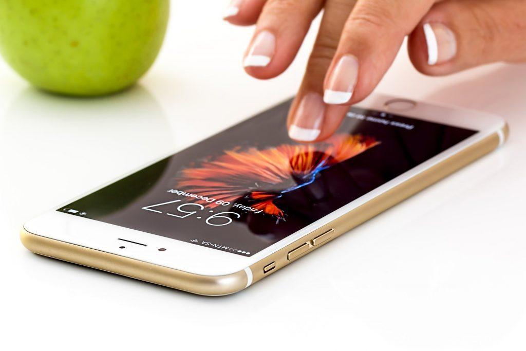 La nomofobia è la paura di restare sconnessi senza poter accedere alla rete tramite cellulare.