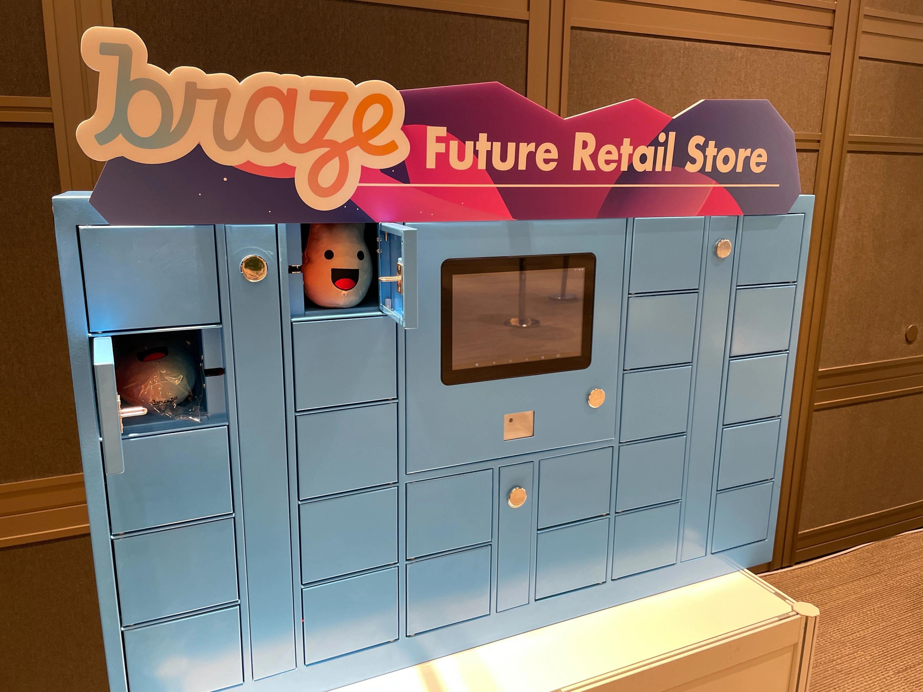 青いロッカーが並んだ「braze Future Retail Store」の展示。ロッカーの一部にはカラフルなボールが見えている。
