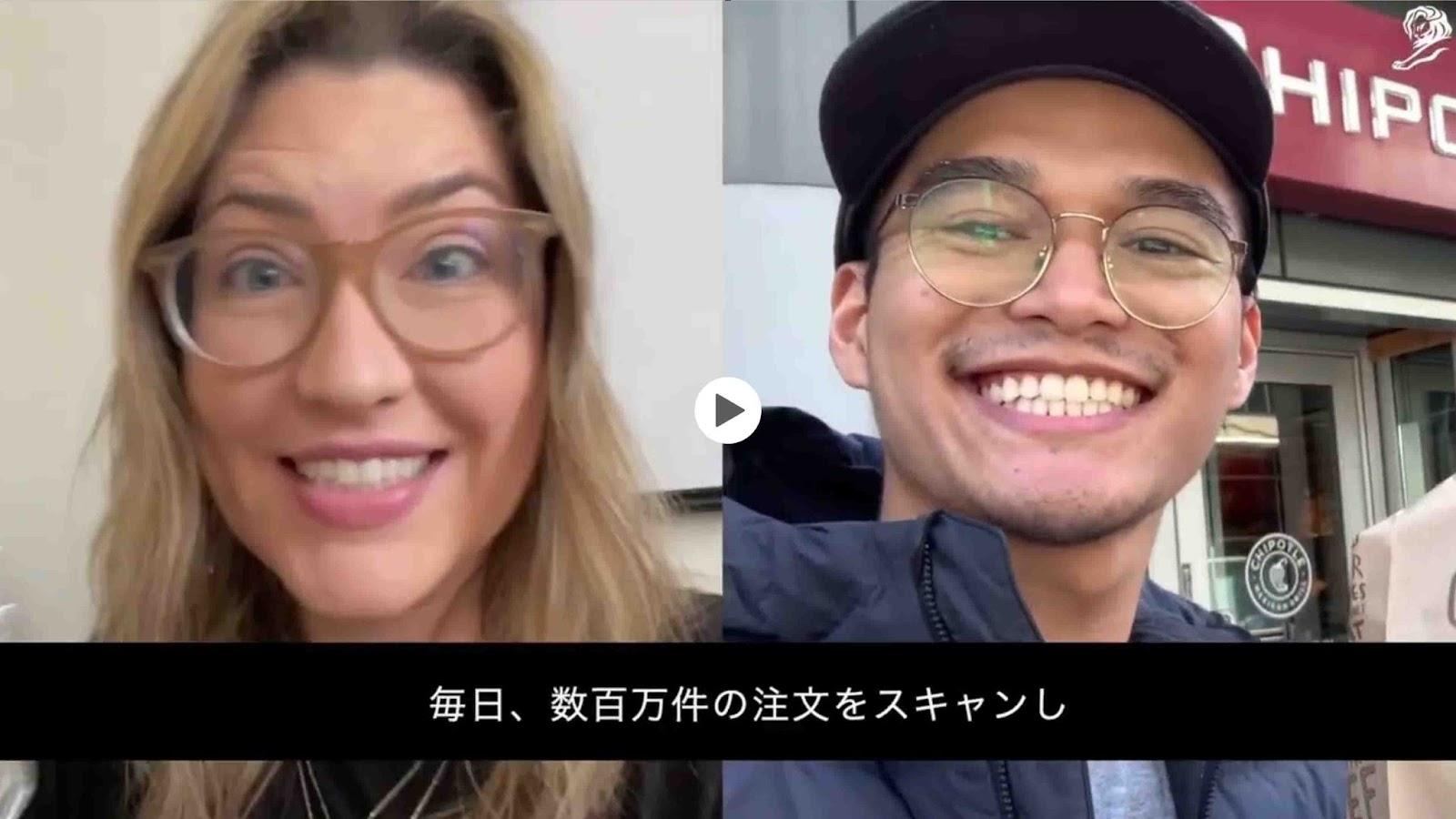 毎日、数百万件の注文をスキャンしている男女の笑顔の写真。