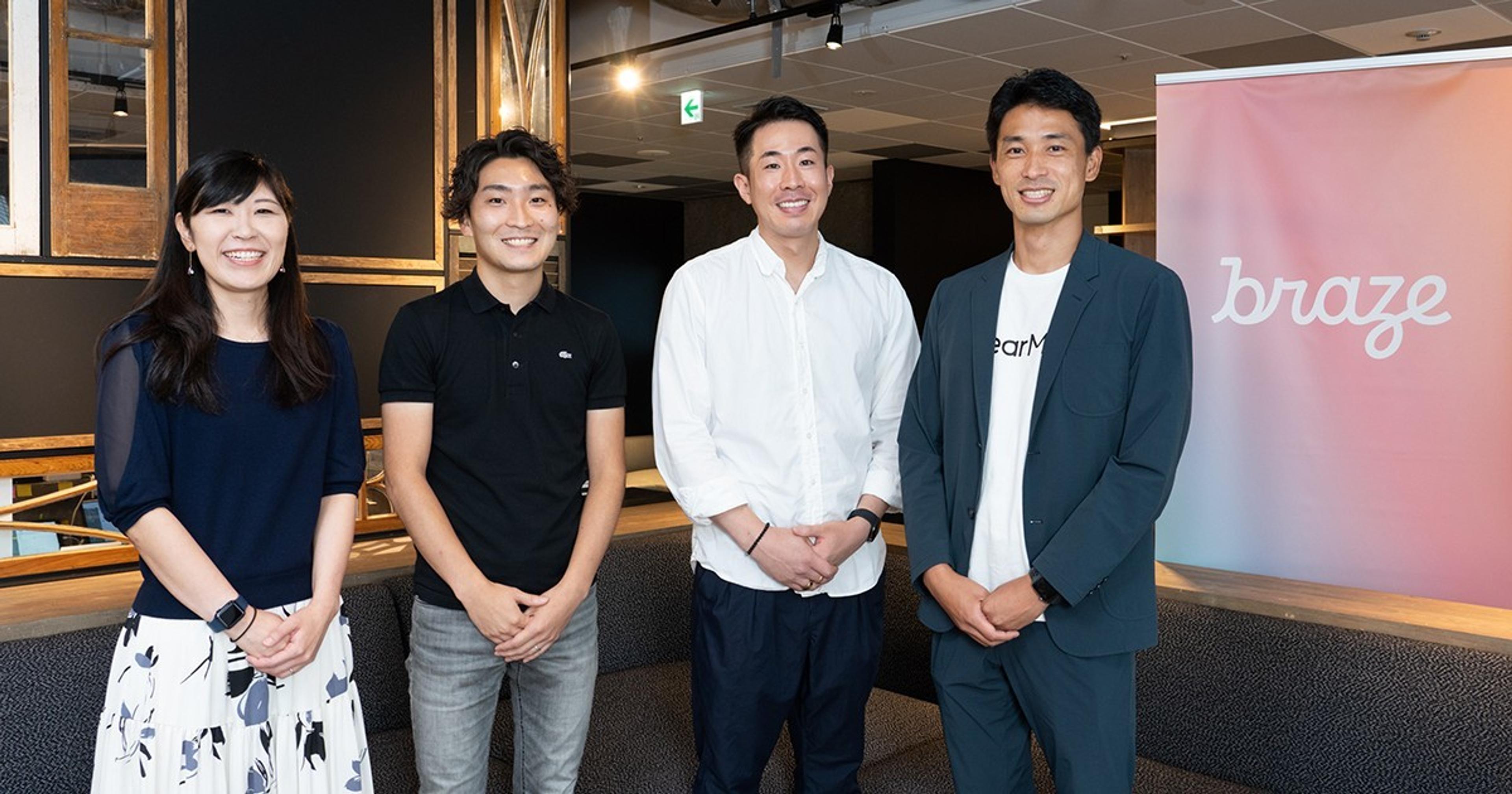 4人の人々がカメラに向かって立っている。背景には「braze」のロゴがある。
