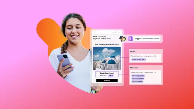Uma mulher segurando o celular em frente a uma tela vendo um anúncio sobre viagens