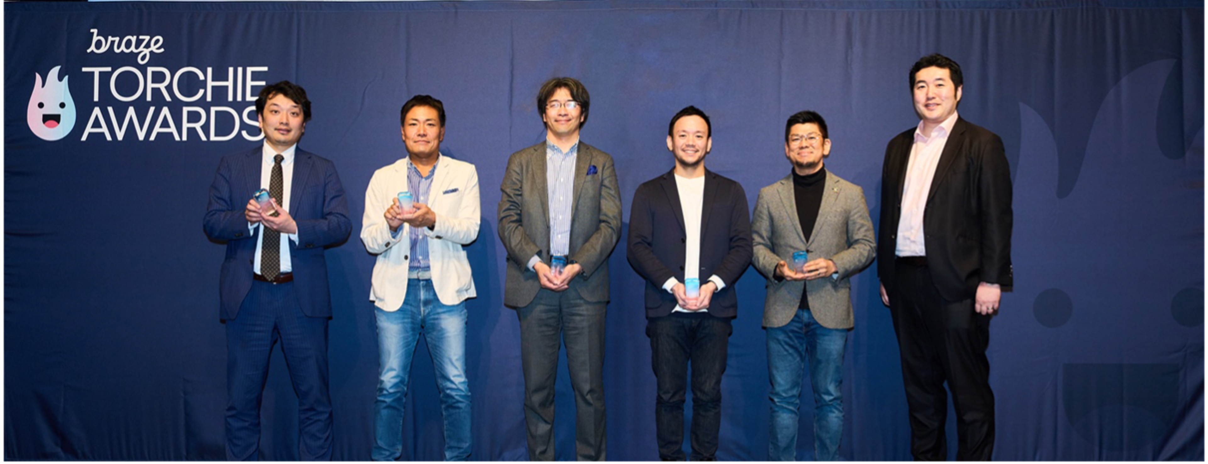 トーチアワードの受賞者たちがステージでポーズをとっています。背景には「TORCHIE AWARDS」のロゴがあります。