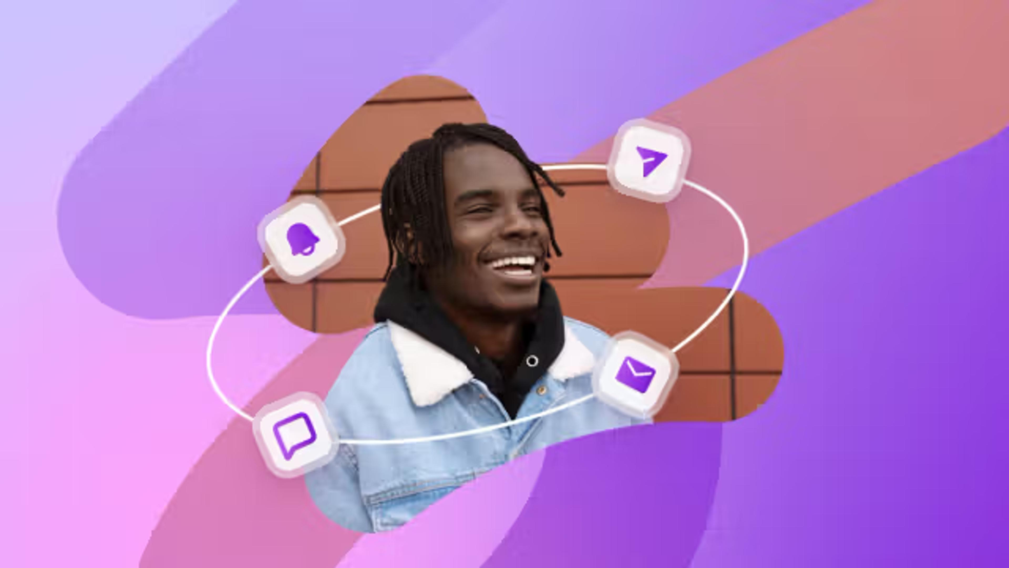 Persona joven sonriendo con una chaqueta vaquera, rodeada de iconos de notificación y mensajería sobre un fondo degradado morado.