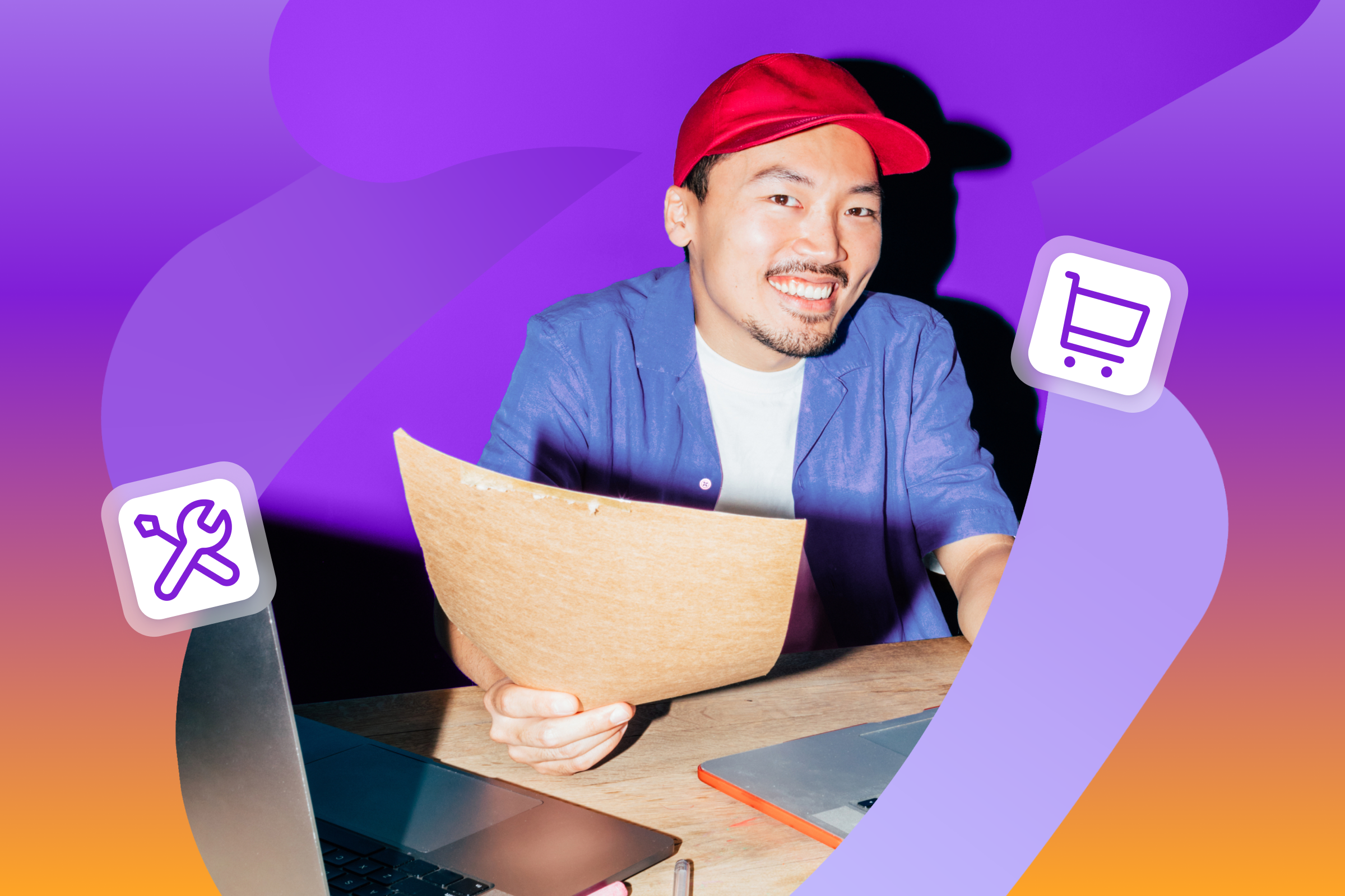 Pessoa sorridente usando boné vermelho trabalha em um notebook, segurando uma folha de papel, sobre fundo roxo com ícones de ferramentas e carrinho de compras.