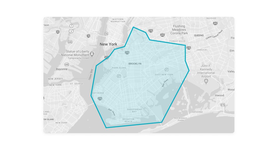 ブルックリンの地図上に青い多角形の範囲が示されています。周囲にはニューヨーク市の主要なランドマークが表示されています。