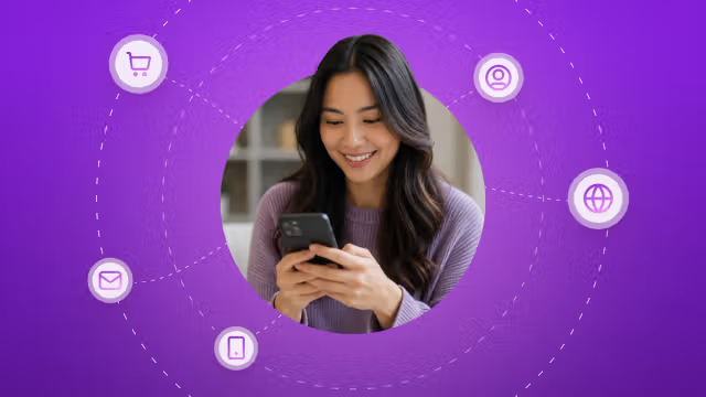 Mujer joven sonriente usando su teléfono móvil, rodeada de iconos digitales sobre un fondo morado que representan compras, redes sociales y comunicación en línea.