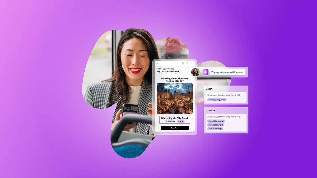 Uma mulher sorridente usa um smartphone que exibe uma oferta de viagem, com elementos de interface do usuário sobrepostos para um gatilho de carrinho abandonado e mensagens.