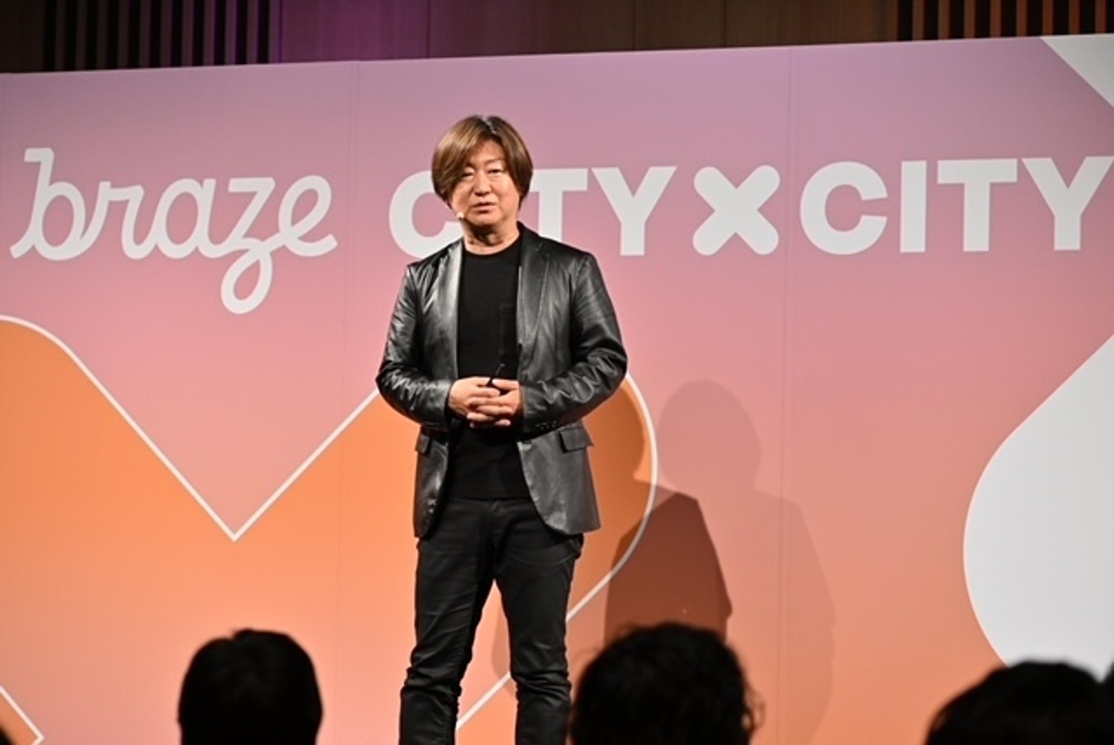 男性がプレゼンテーションを行っている様子。背景には「brave CITY×CITY」のロゴが見える。