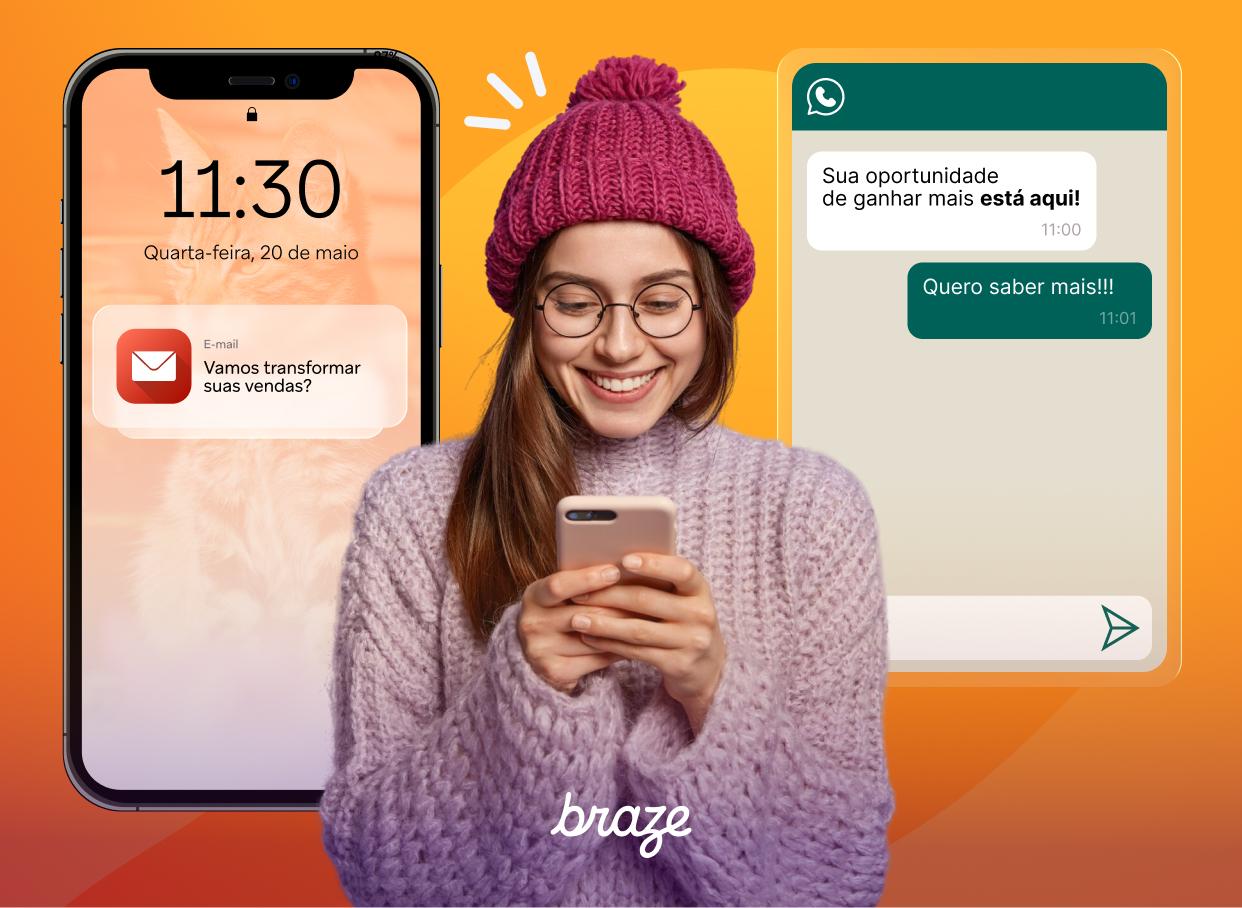 Mulher sorridente usa o celular diante de uma notificação por e-mail e de uma conversa no WhatsApp sobre oportunidades de vendas.