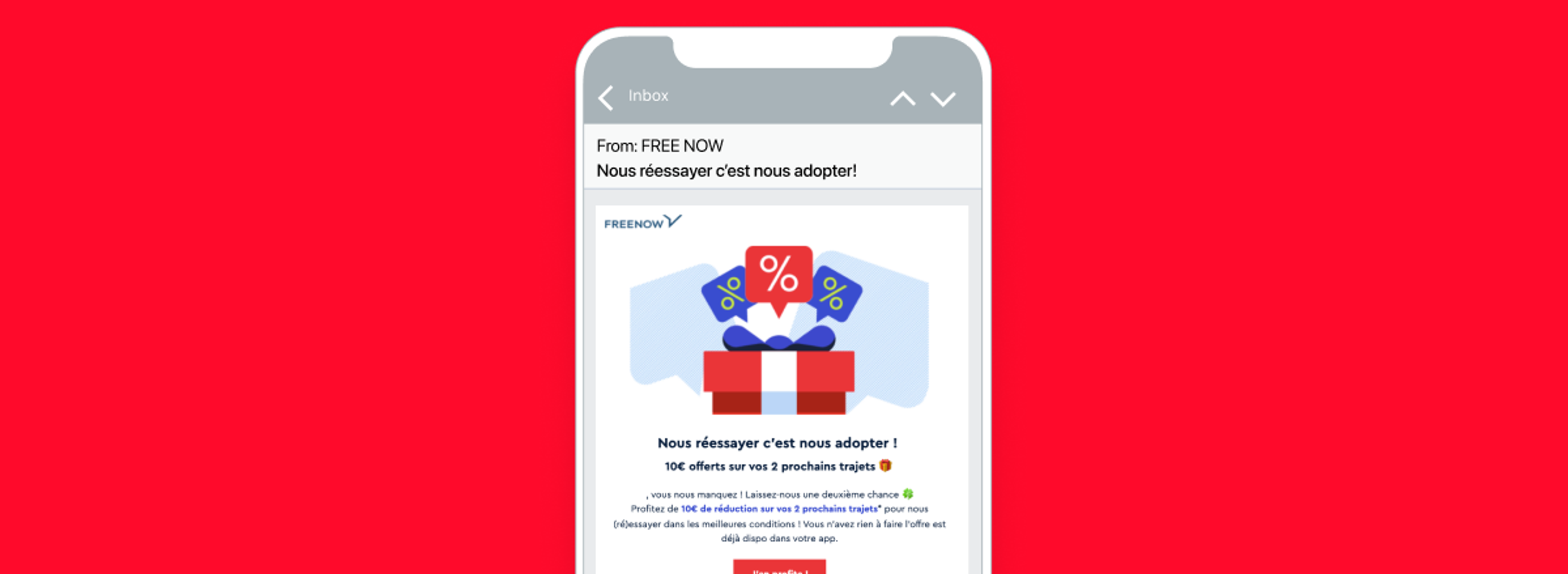 Un smartphone affichant un e-mail promotionnel de FREE NOW avec une offre de réduction sur des produits. L'arrière-plan est rouge.