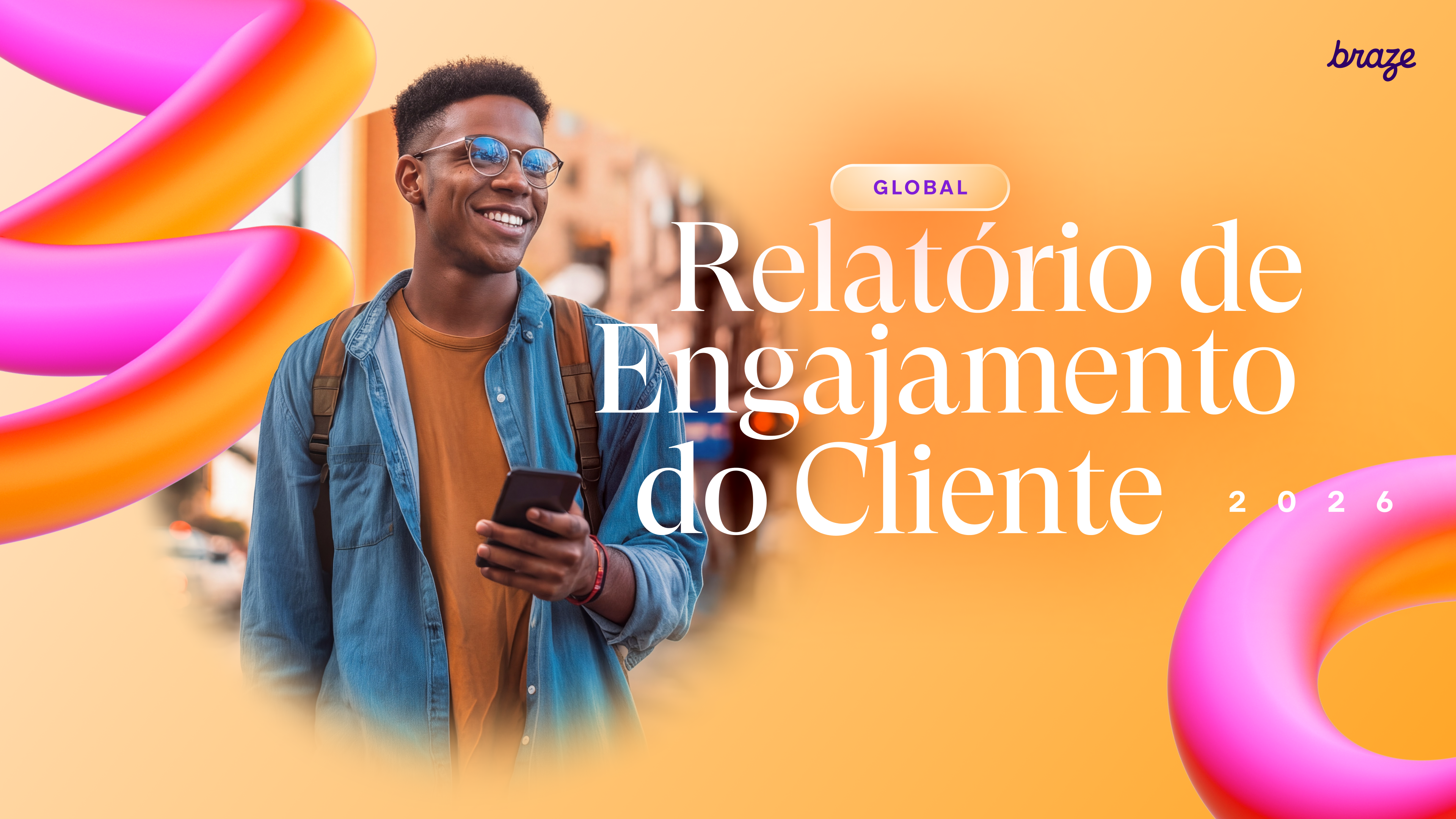 A smiling Black man in glasses holding a phone, on an orange background with abstract pink and orange shapes and the text "GLOBAL Relatório de Engajamento do Cliente 2026".