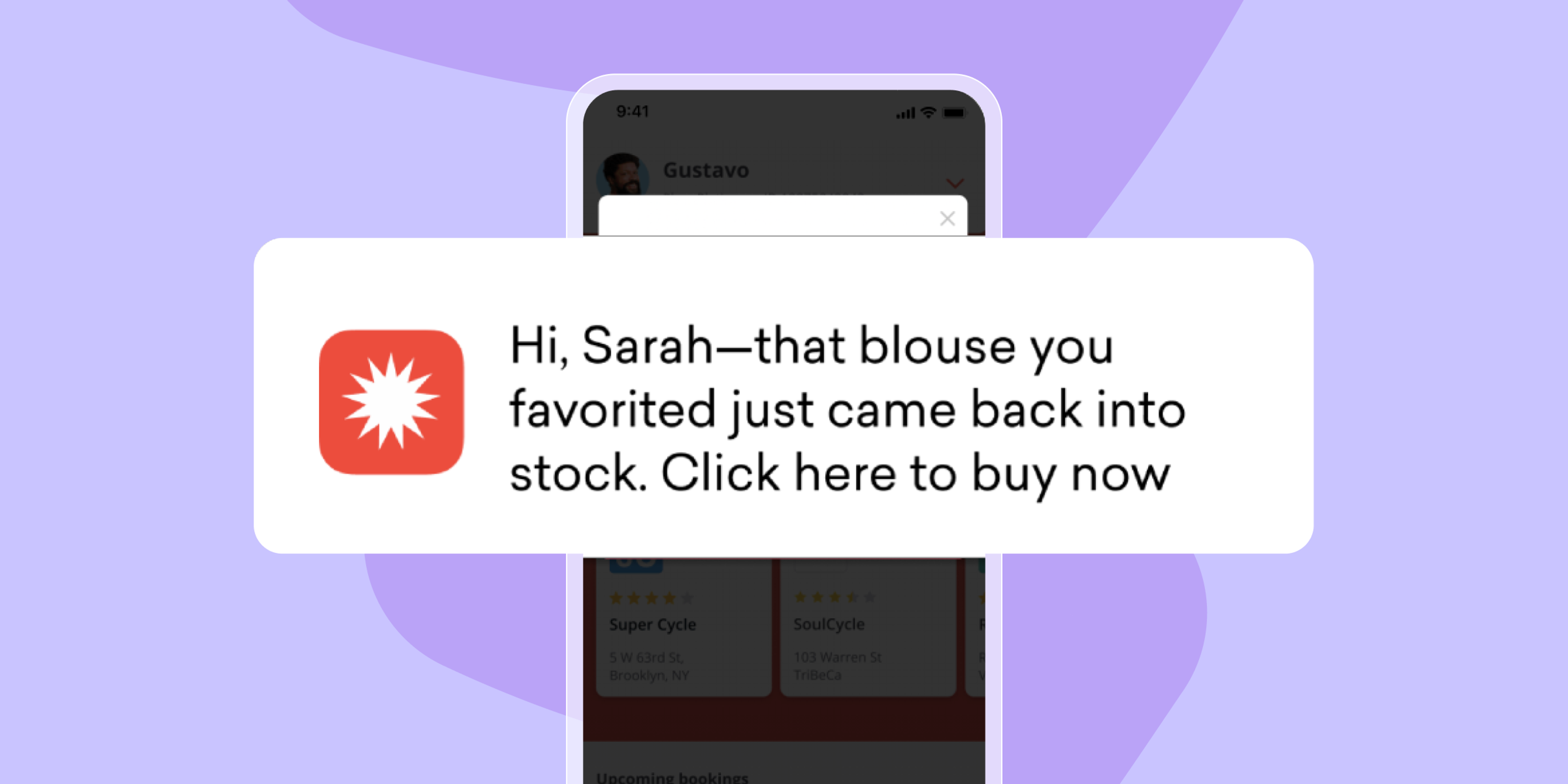 Une notification push indiquant à Sarah, une utilisatrice, qu’un chemisier qu’elle a mis dans ses favoris est à nouveau en stock