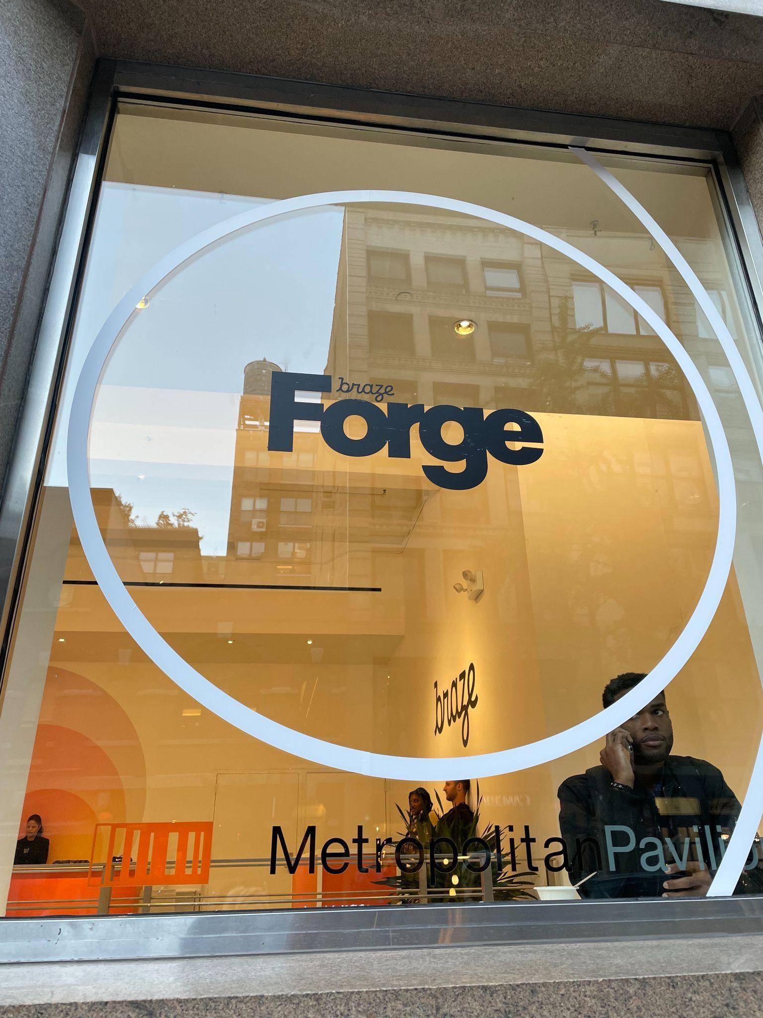 窓に「Forge」というロゴが描かれた店舗の外観。背景には都市の風景が見える。