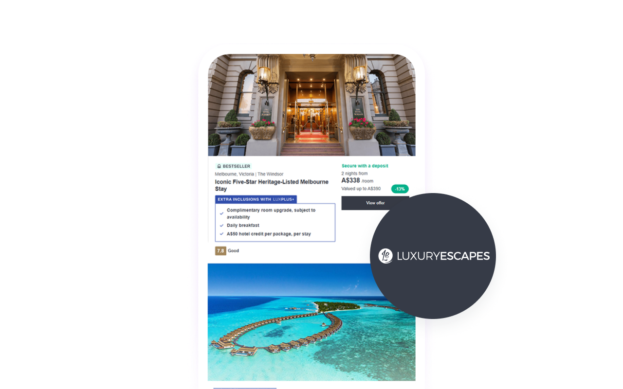 熱帯のビーチの写真や旅行プランが掲載された「Luxury Escapes」のウェブサイトを表示しているスマートフォン。