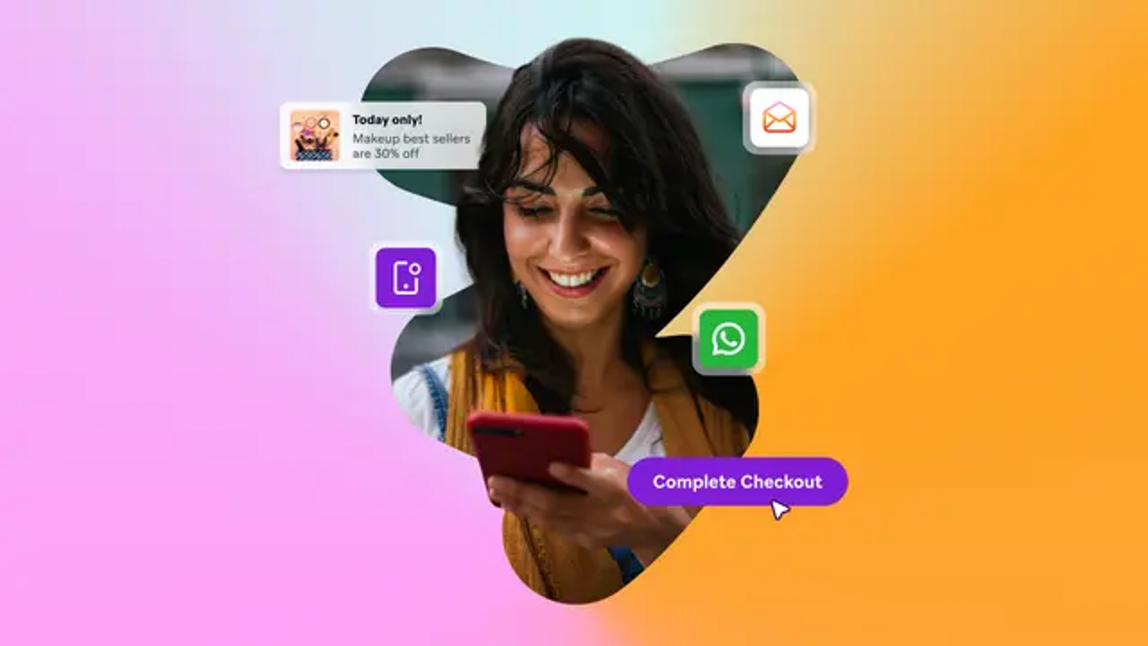 uma mulher que está sorrindo enquanto olha para o celular dela.