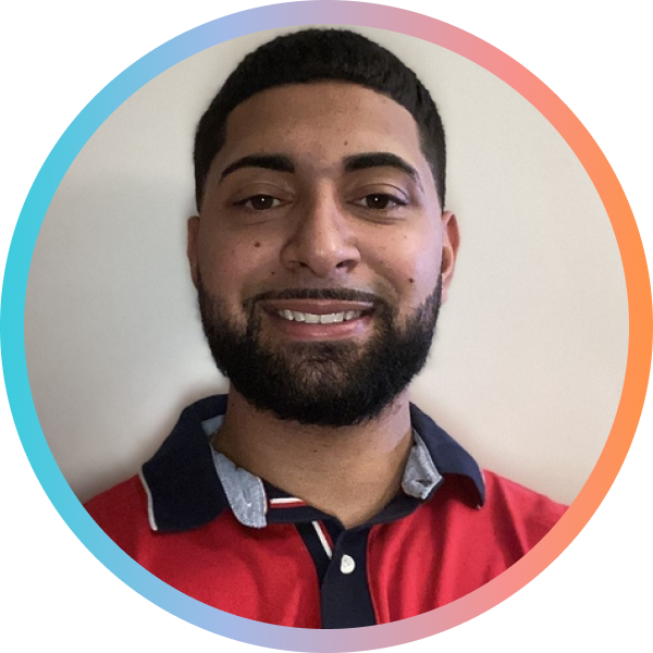 A smiling man with a beard wearing a red polo shirt, framed by a circular gradient background.