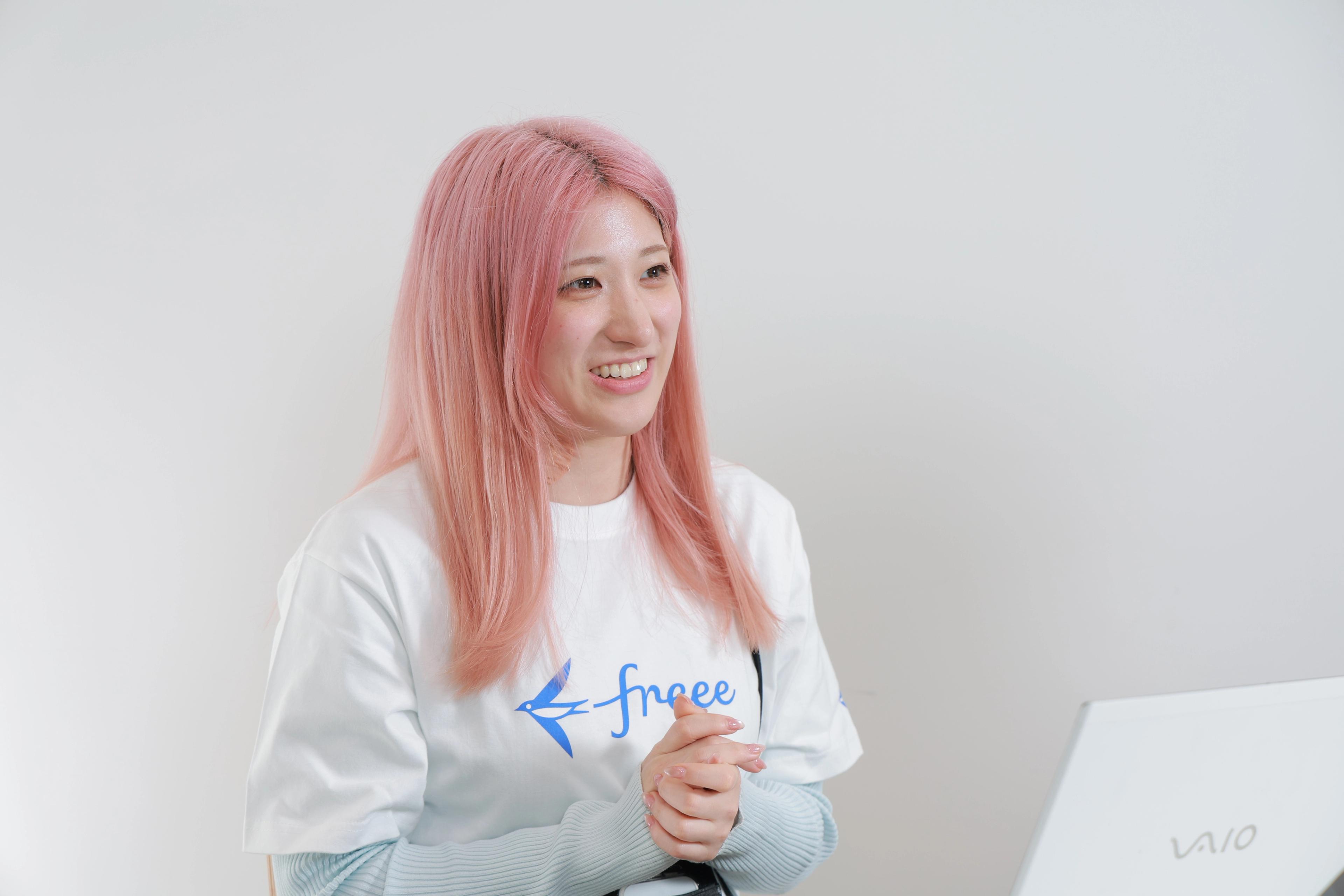 個人スモール横断/横断マーケティング/Demand Generation/Lead Nurturing　安藤 真帆氏。ピンクの髪の毛でfreeeのロゴTシャツを着ている
