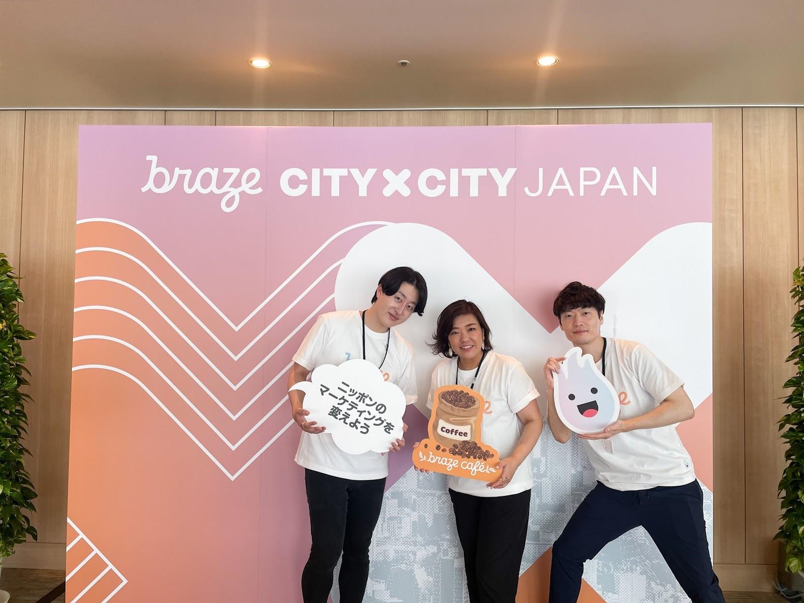 ブレイズのイベントで、3人の参加者がポーズをとっています。背景には「brave CITY×CITY JAPAN」のロゴがあります。