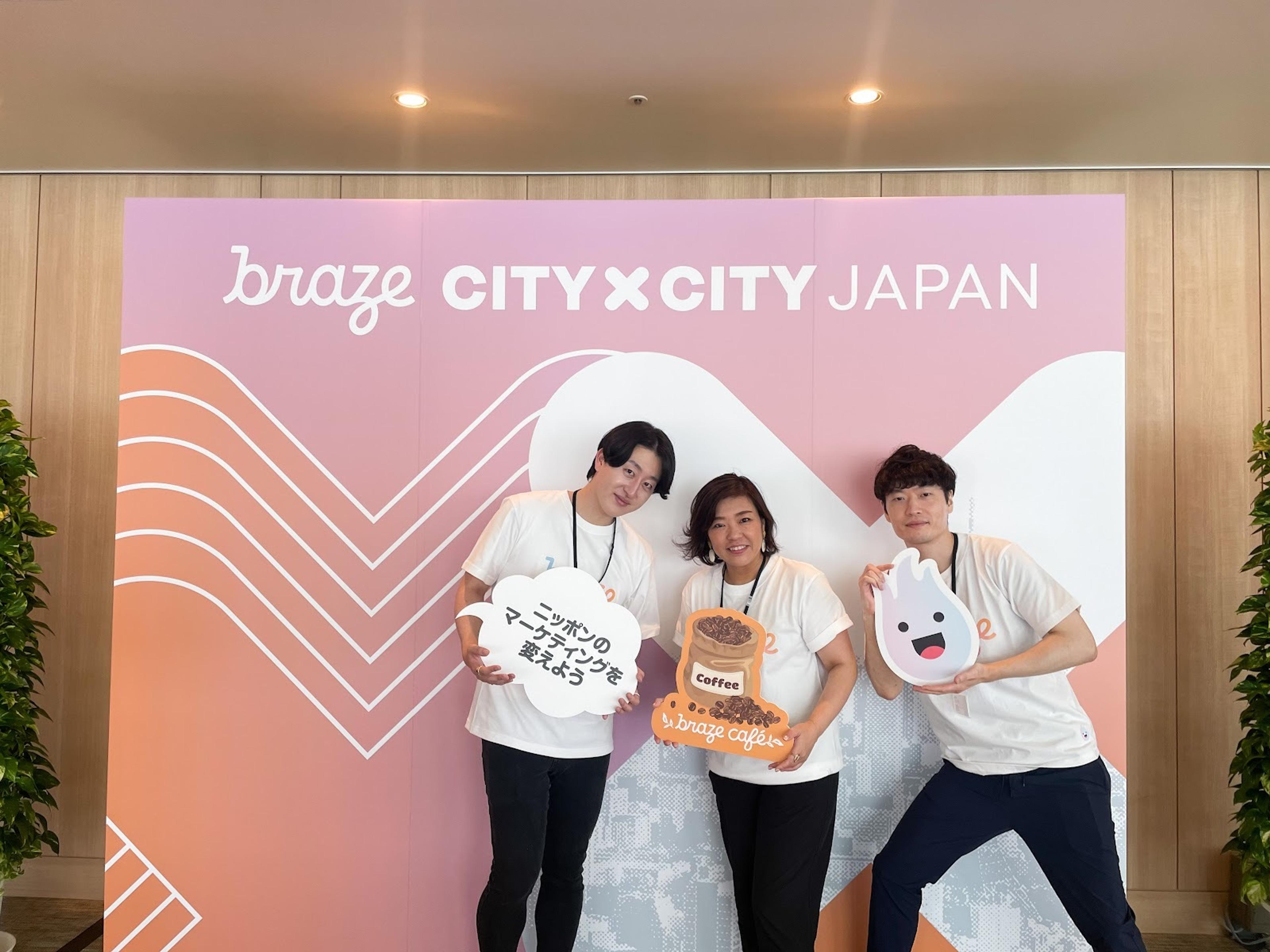 ブレイズのイベントで、3人の参加者がポーズをとっています。背景には「brave CITY×CITY JAPAN」のロゴがあります。