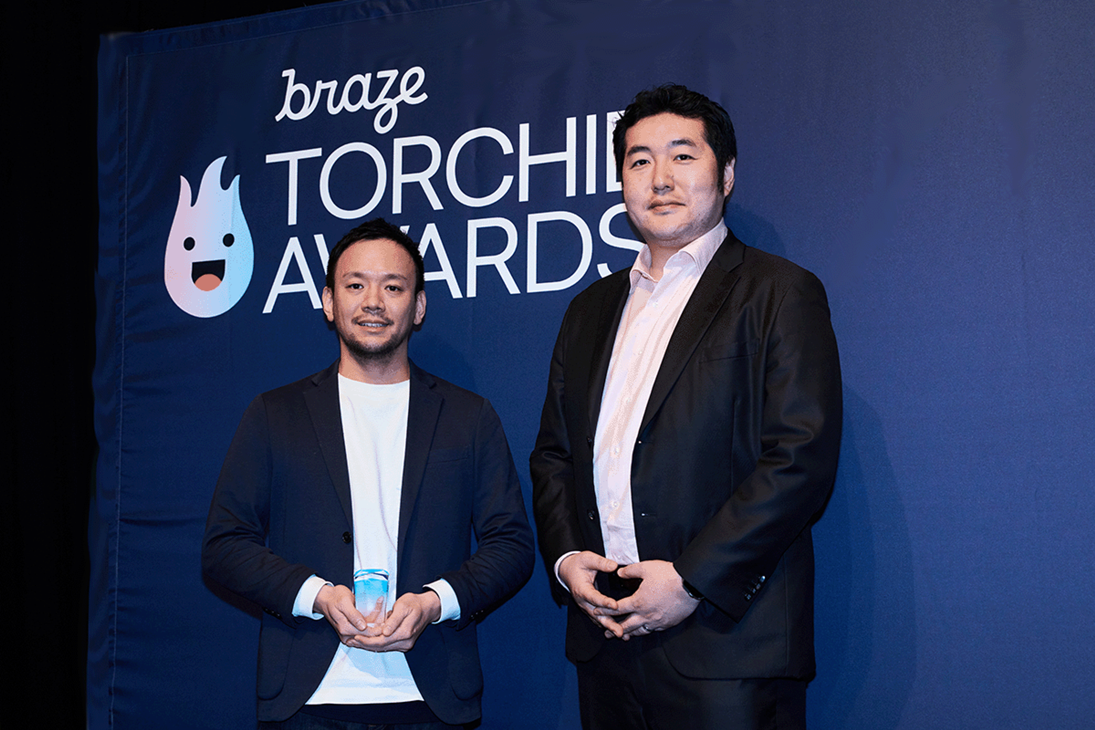 ブレイズのトーチン賞授賞式で、受賞者とプレゼンターが並んで立っています。背景には「TORCHIN AWARDS」のロゴがあります。