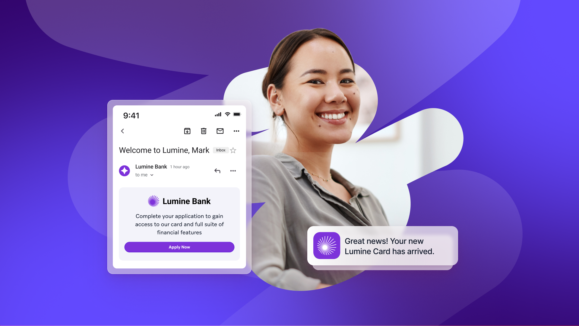 ルミーン銀行のアプリが表示されたスマートフォンと、新しいルミーンカードの通知メールを手にした、笑顔の女性。