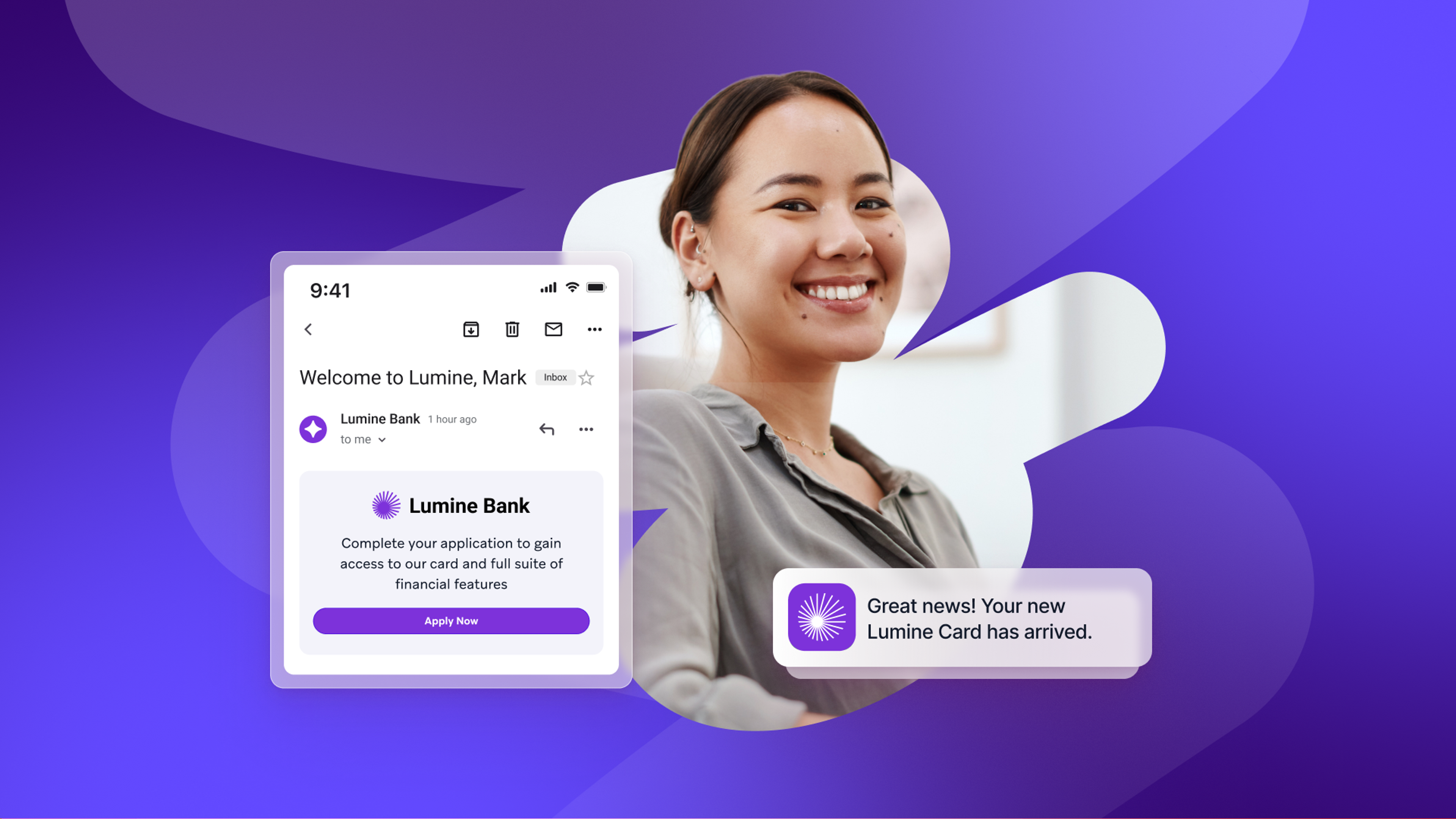 ルミーン銀行のアプリが表示されたスマートフォンと、新しいルミーンカードの通知メールを手にした、笑顔の女性。