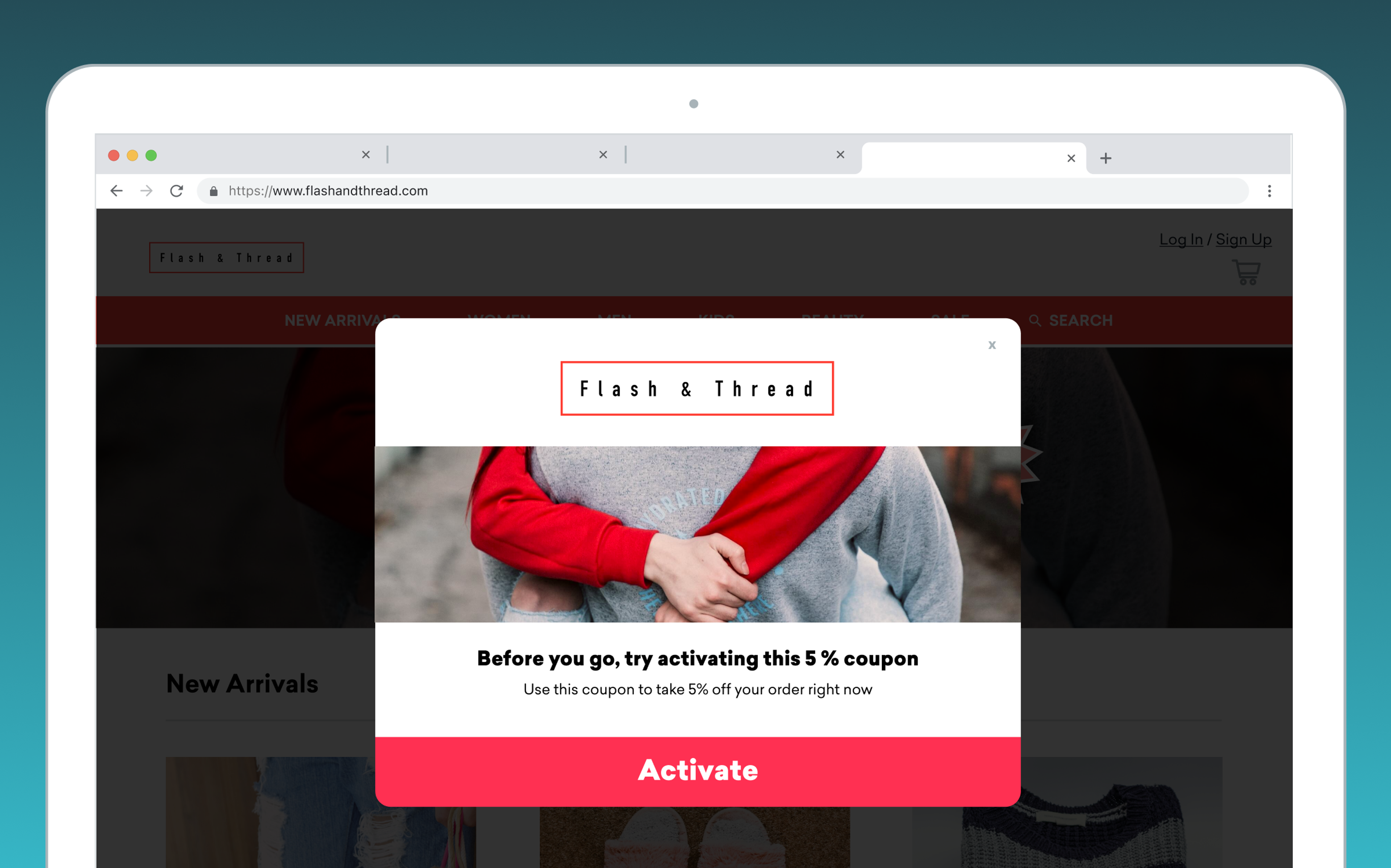クーポンのポップアップが表示されているウェブサイトの画面。5％の割引を受けるためのクーポンをアクティブにするよう促している。
