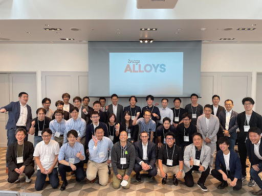 参加者が集まったイベントのグループ写真。背景には「ALL OYS」のロゴが表示されている。