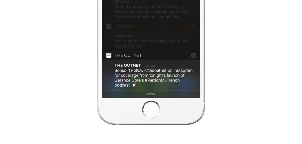 スマートフォンの画面に通知が表示されています。「THE OUTNET」からのメッセージで、Instagramのフォローを促しています。