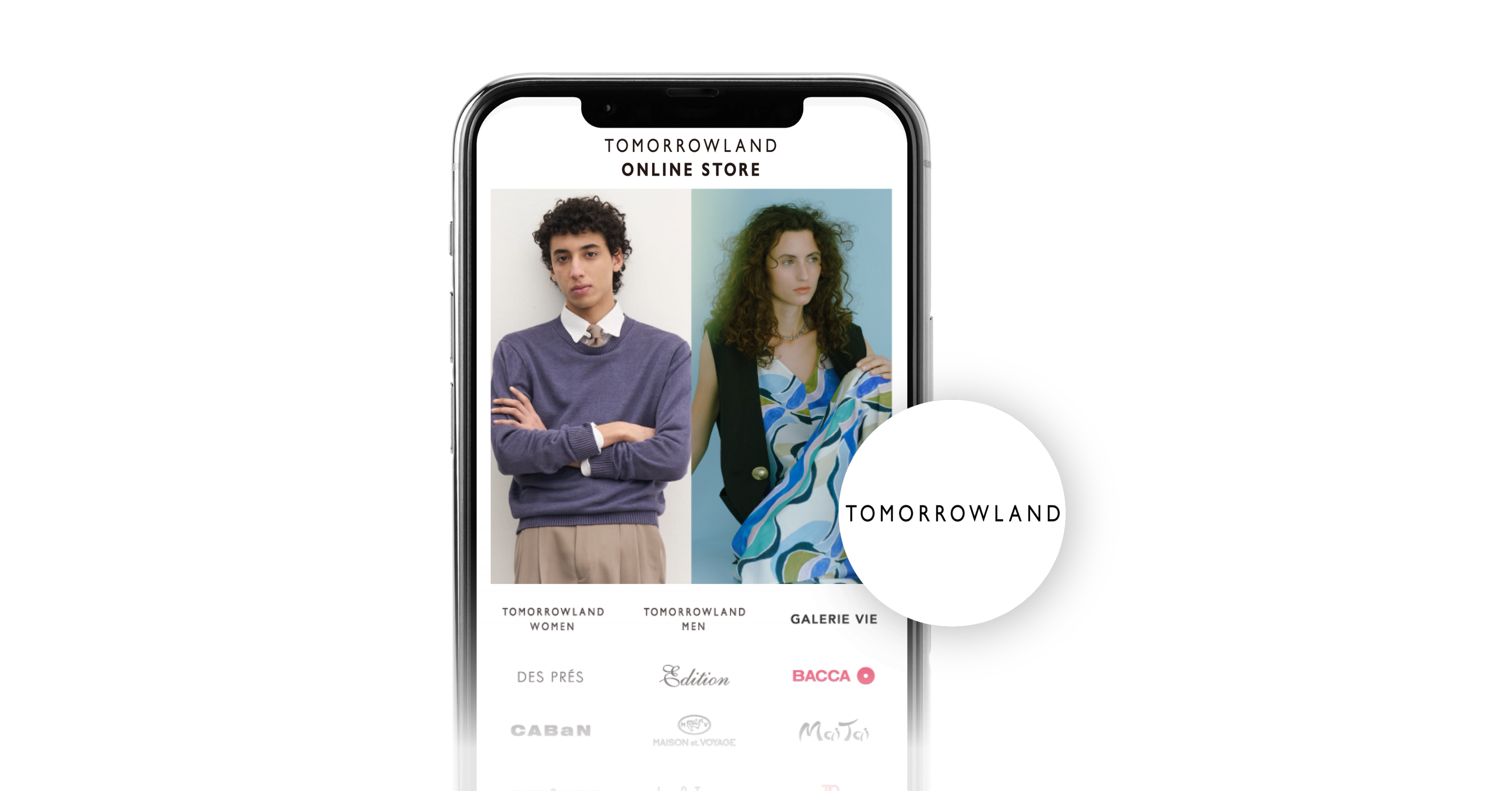 ファッションモデルが写った「Tomorrowland」のオンラインストアアプリを表示したスマートフォンに、円形の「Tomorrowland」ロゴが重ねられている。