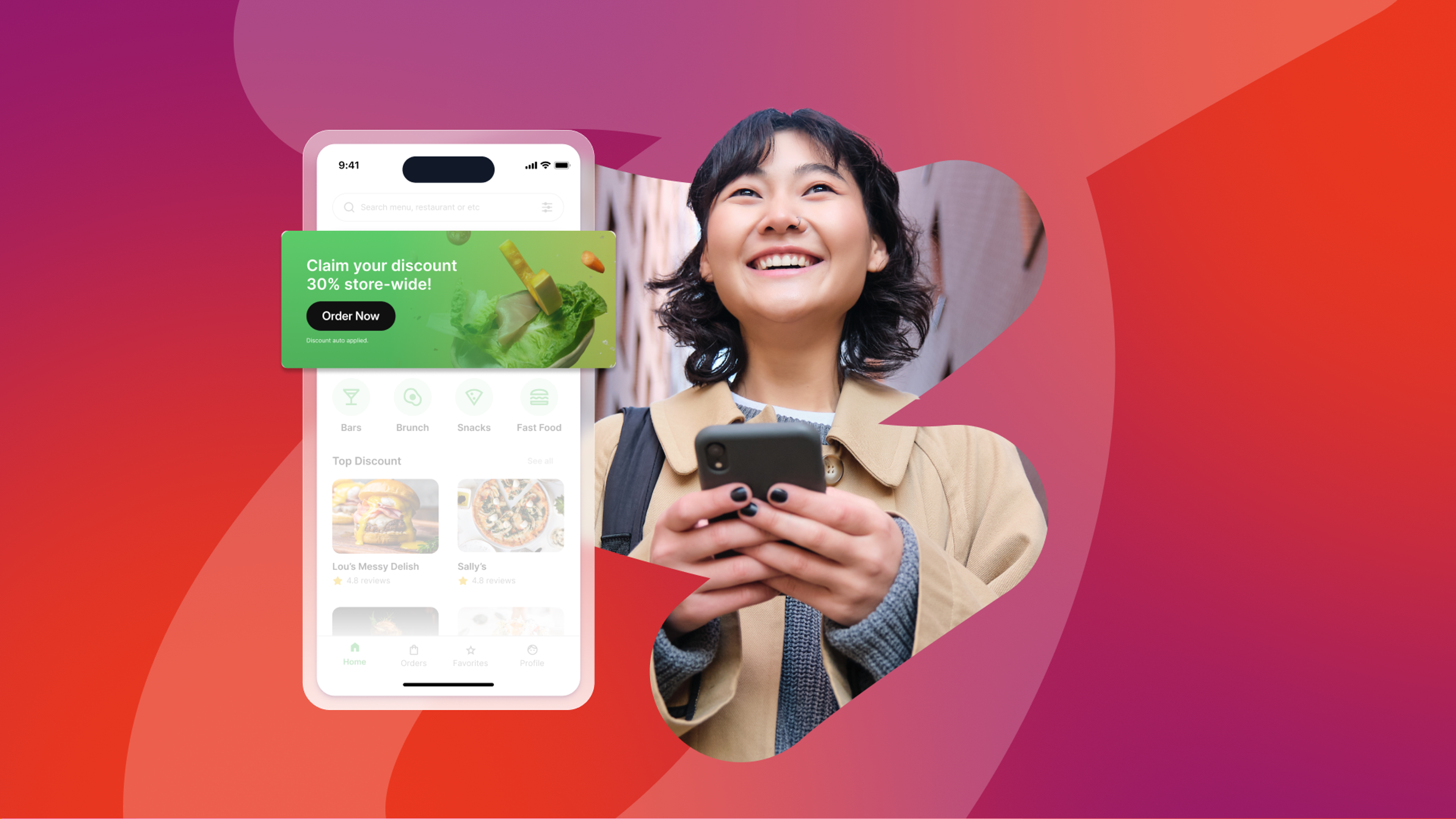 フードデリバリーアプリで「全品30%オフ」のキャンペーンが表示されたスマートフォンを手に持ち、笑顔を見せる女性。