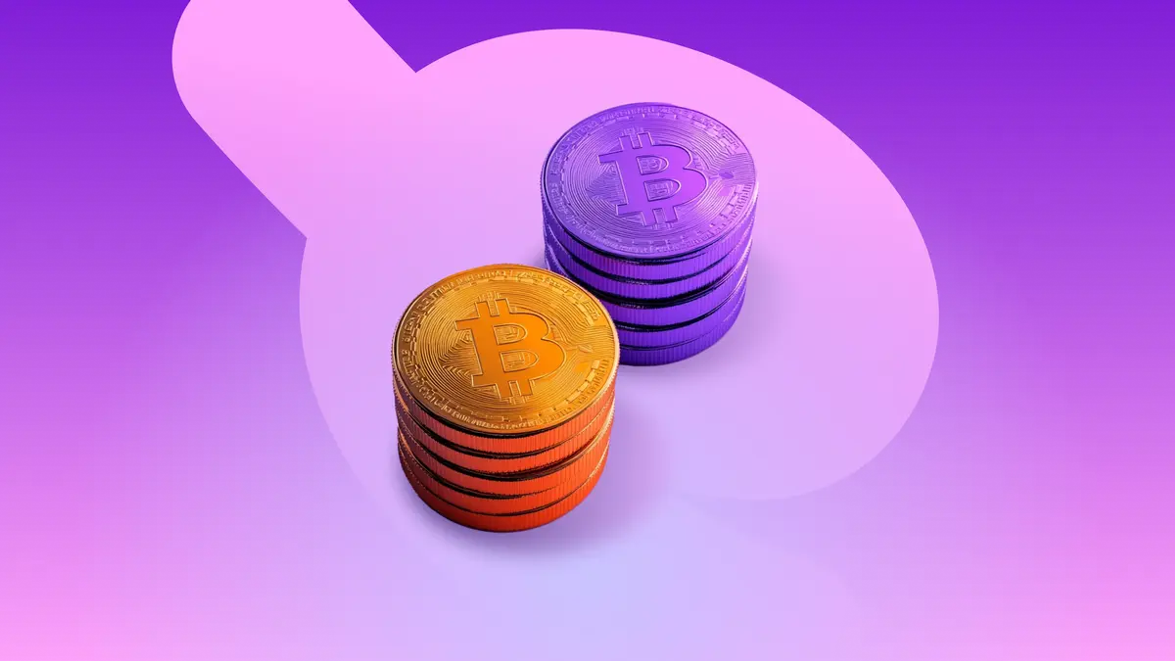Duas pilhas de moedas Bitcoin, uma dourada e outra roxa, sobre um fundo roxo.