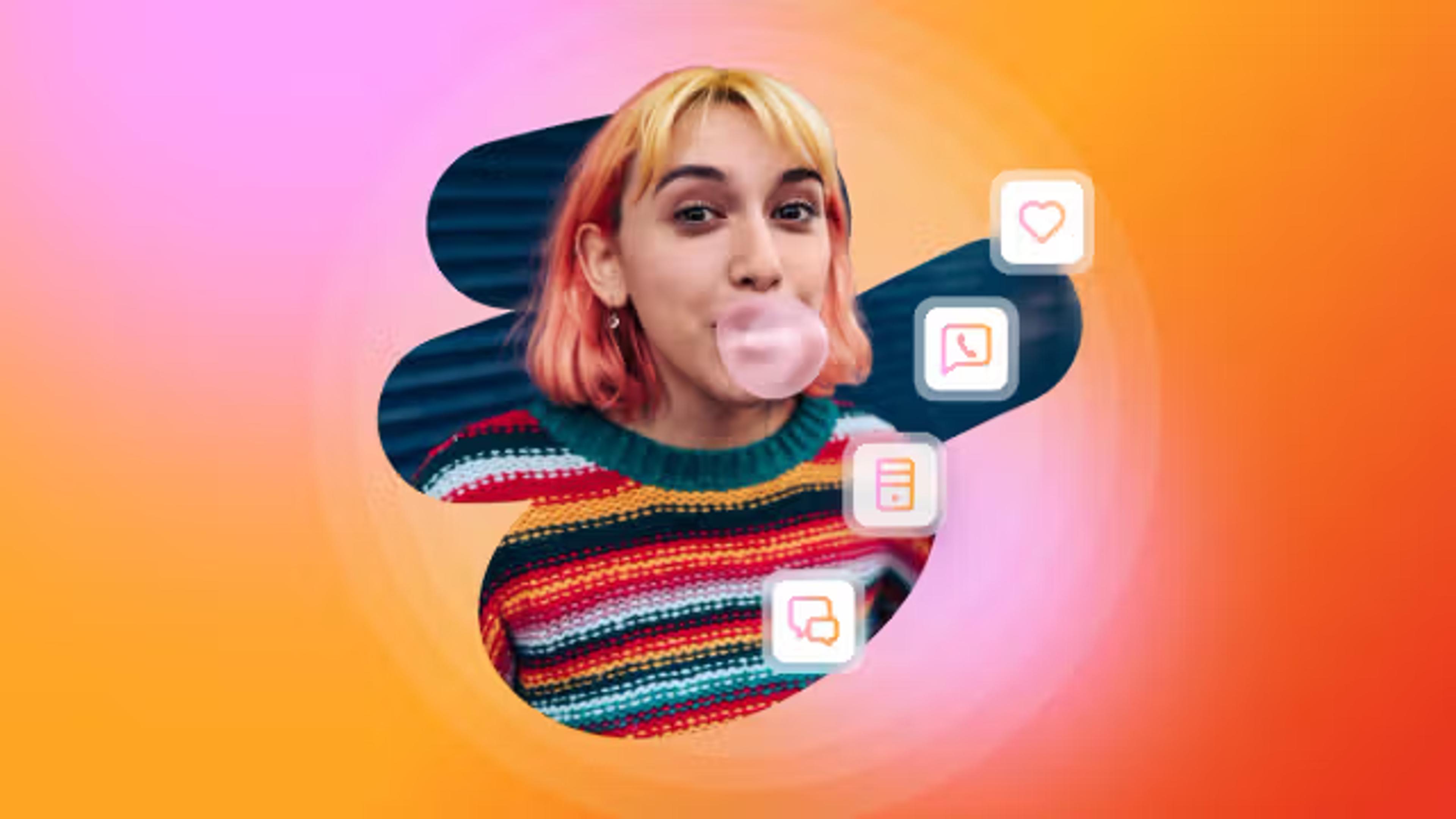 Persona joven con cabello teñido y suéter de rayas de colores hace una burbuja de chicle, rodeada de íconos de redes sociales sobre un fondo degradado naranja y rosa.