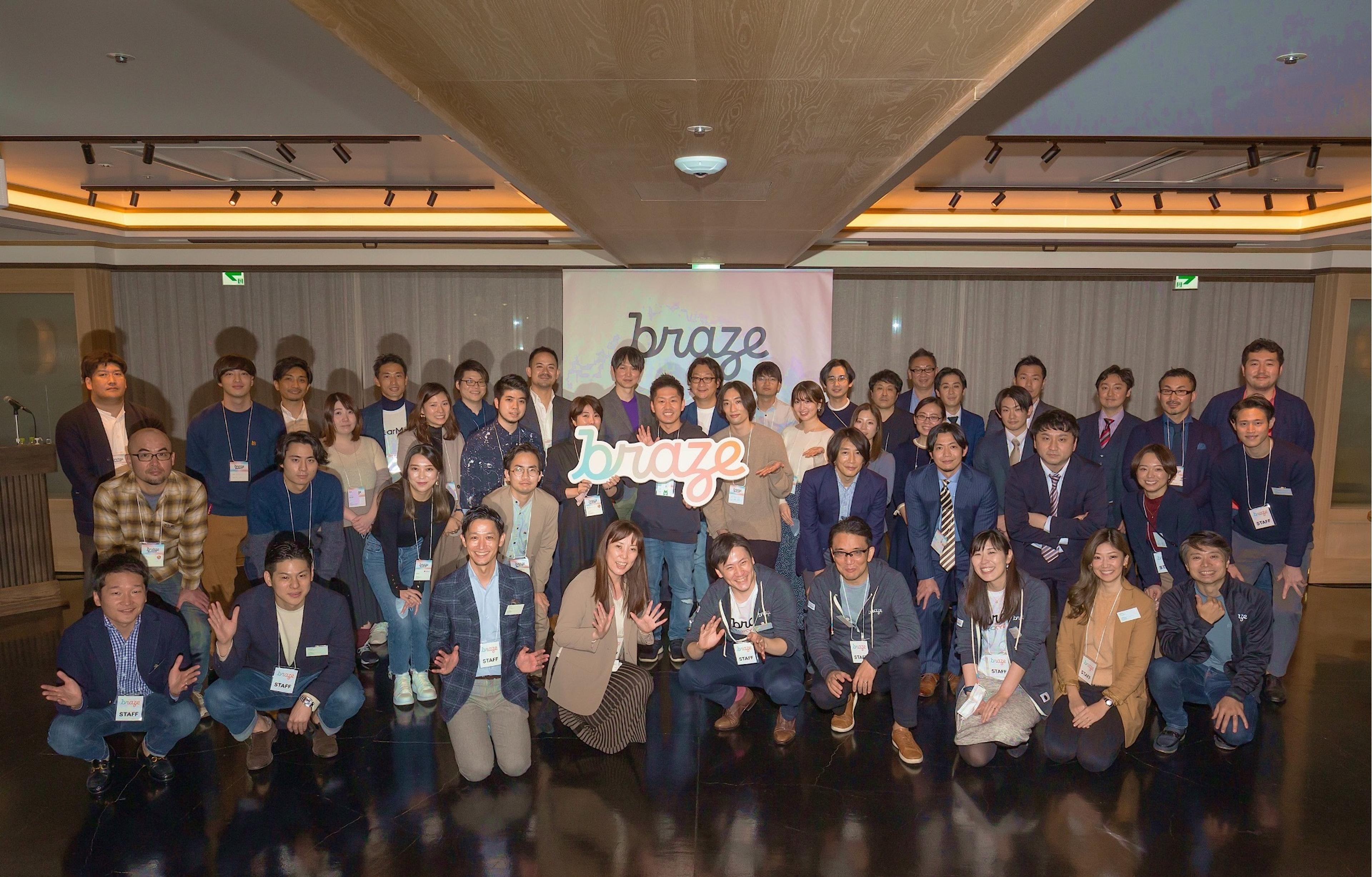 ブラゼのイベントで集まった参加者たちのグループ写真。笑顔でポーズをとる約40人の人々が写っています。