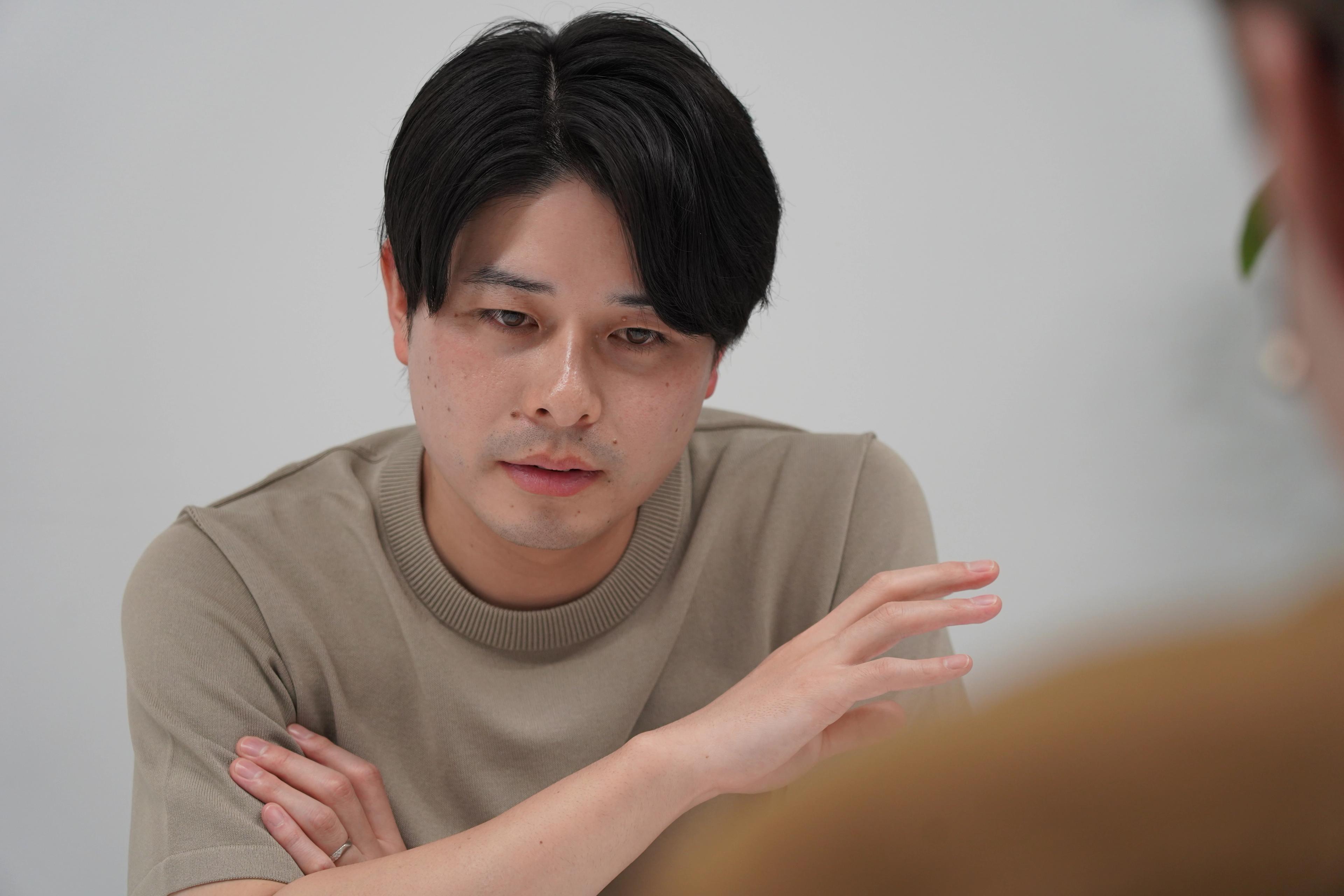 男性がインタビューに応えている