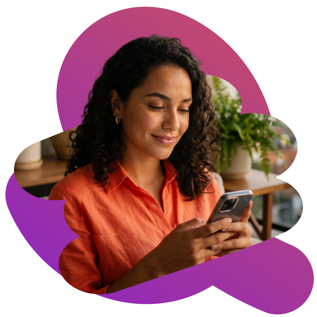 Mulher sorridente com camisa laranja usa um celular, emoldurada por formas abstratas roxas.