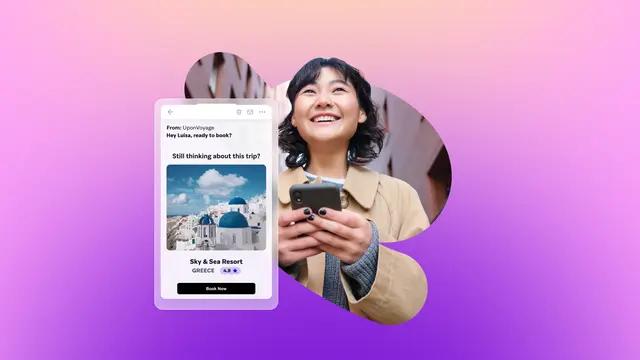 Pessoa sorridente segurando um celular com um lembrete de viagem para um resort grego com uma imagem de Santorini.