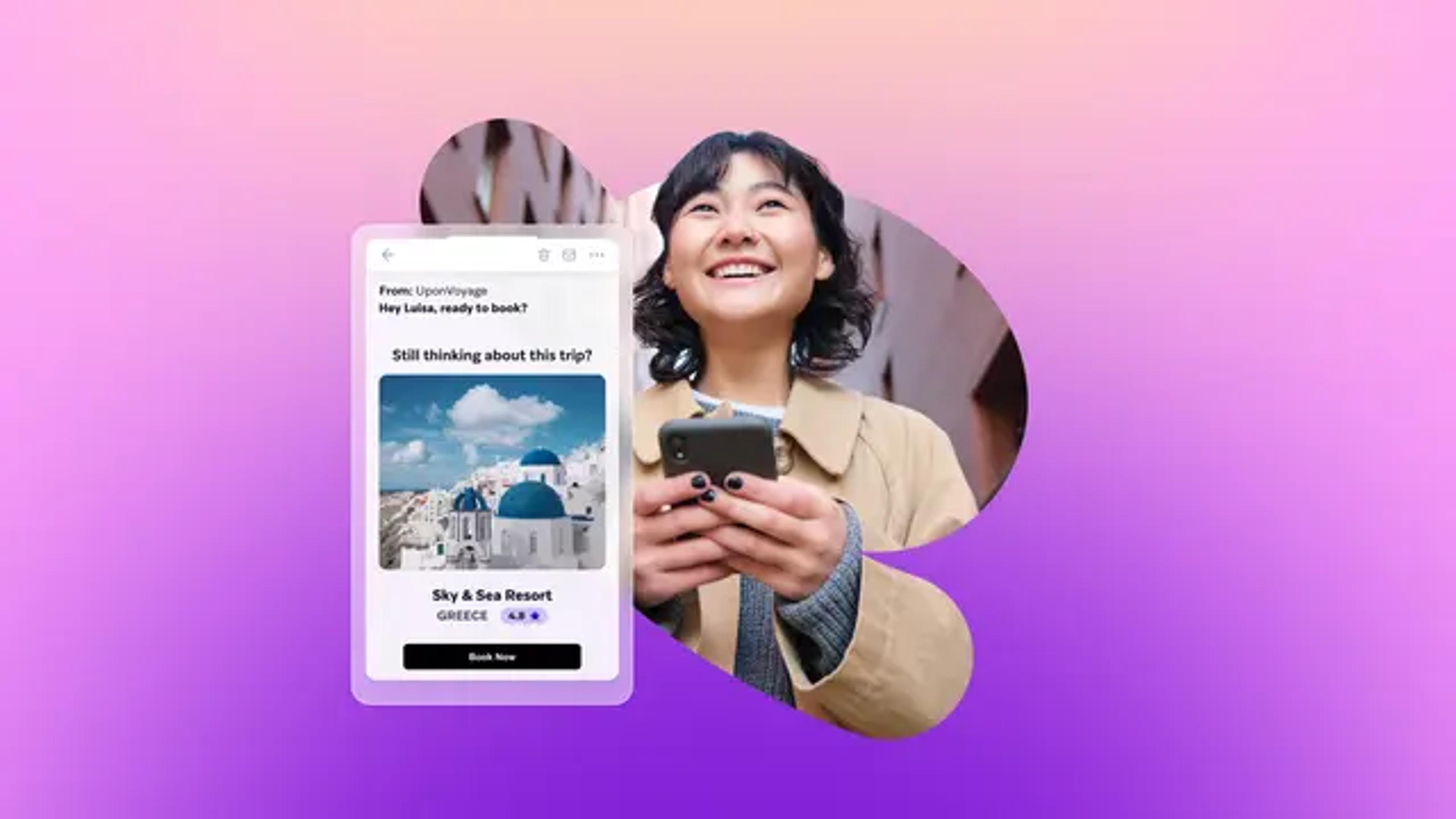 Pessoa sorridente segurando um celular com um lembrete de viagem para um resort grego com uma imagem de Santorini.