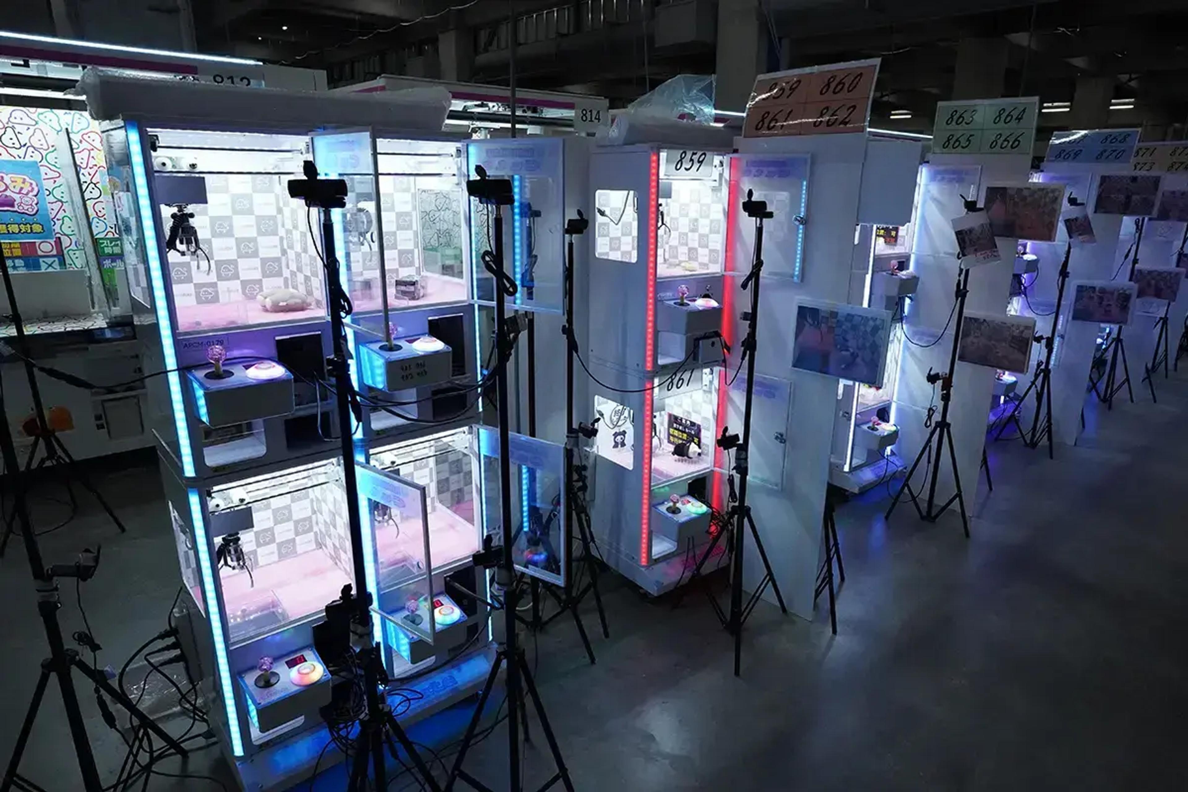 ゲーム機が並ぶアーケードの内部。各機械はカラフルな照明で装飾されている。
