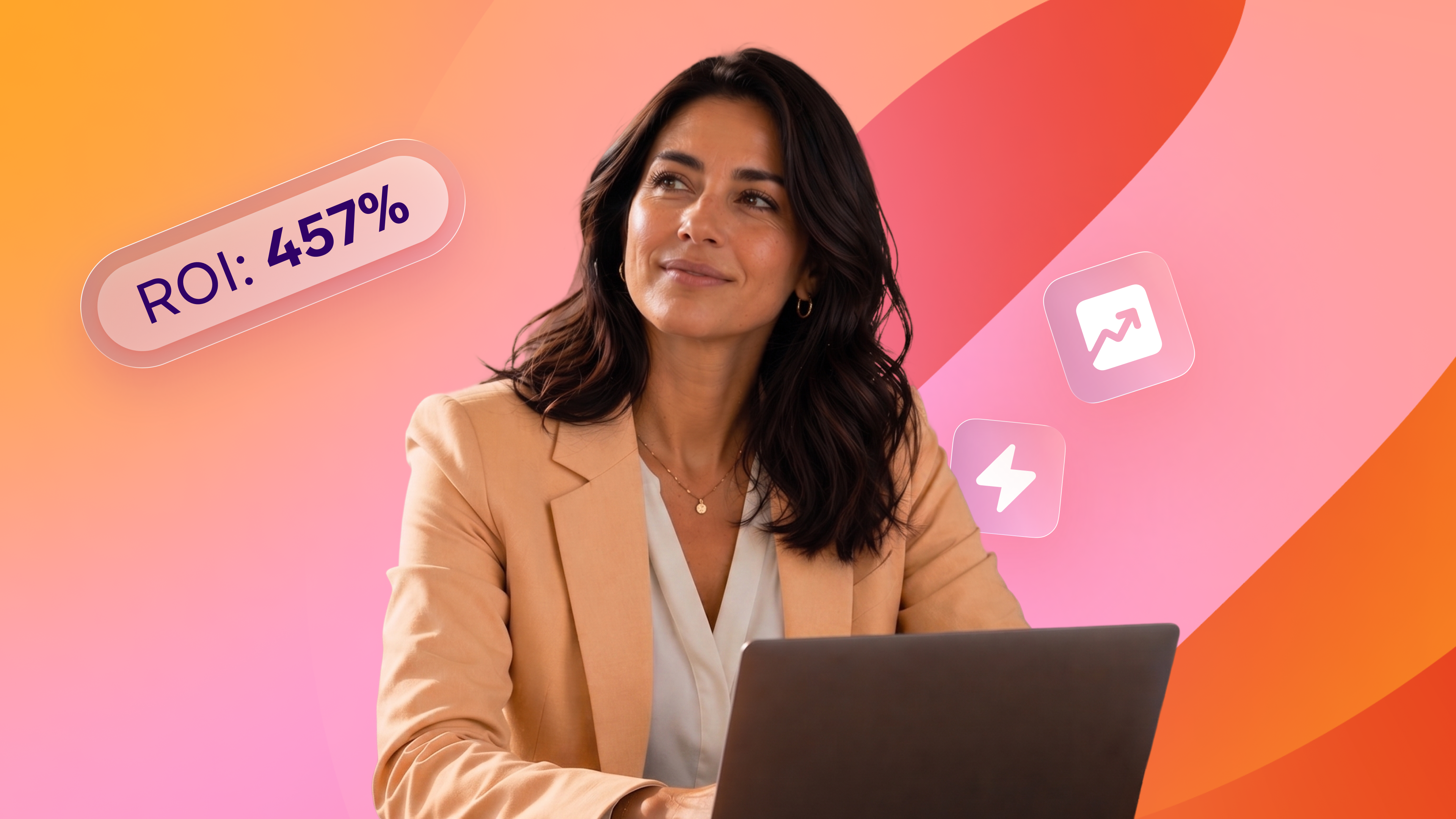 ROI457%と書かれた文字をみる黒髪女性がPCを触っている。背景は赤とオレンジのカラフル