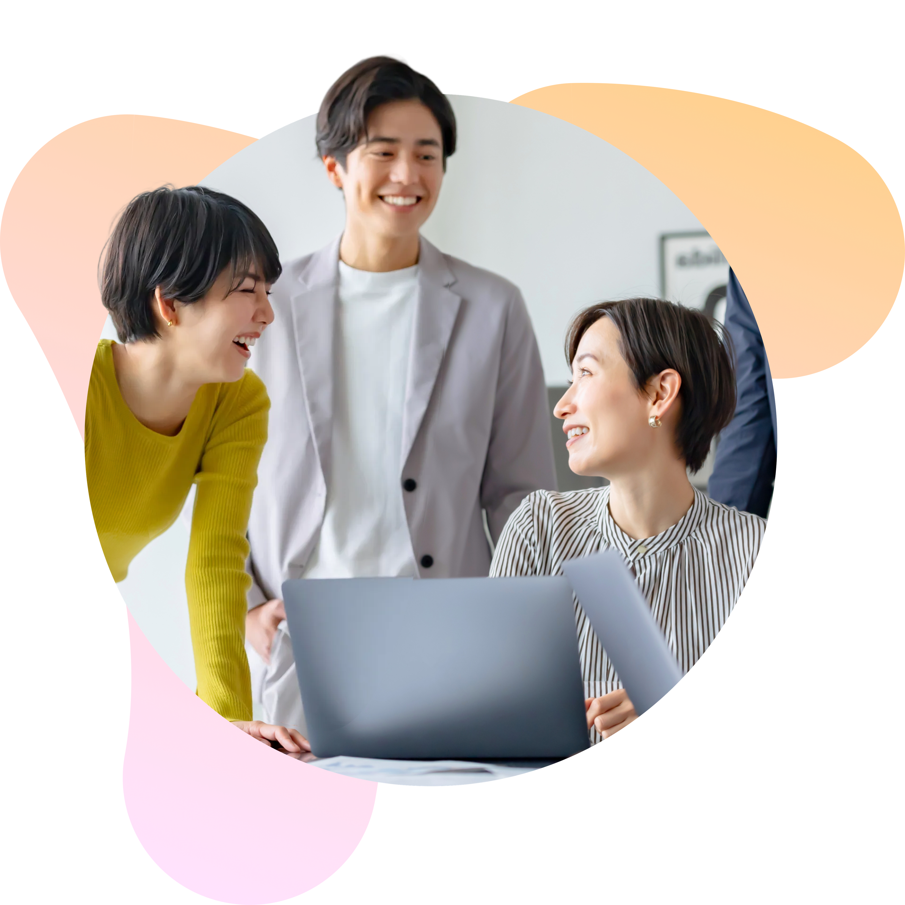 オフィスで笑顔を交わしながら協力し合う、多様なメンバーたち。