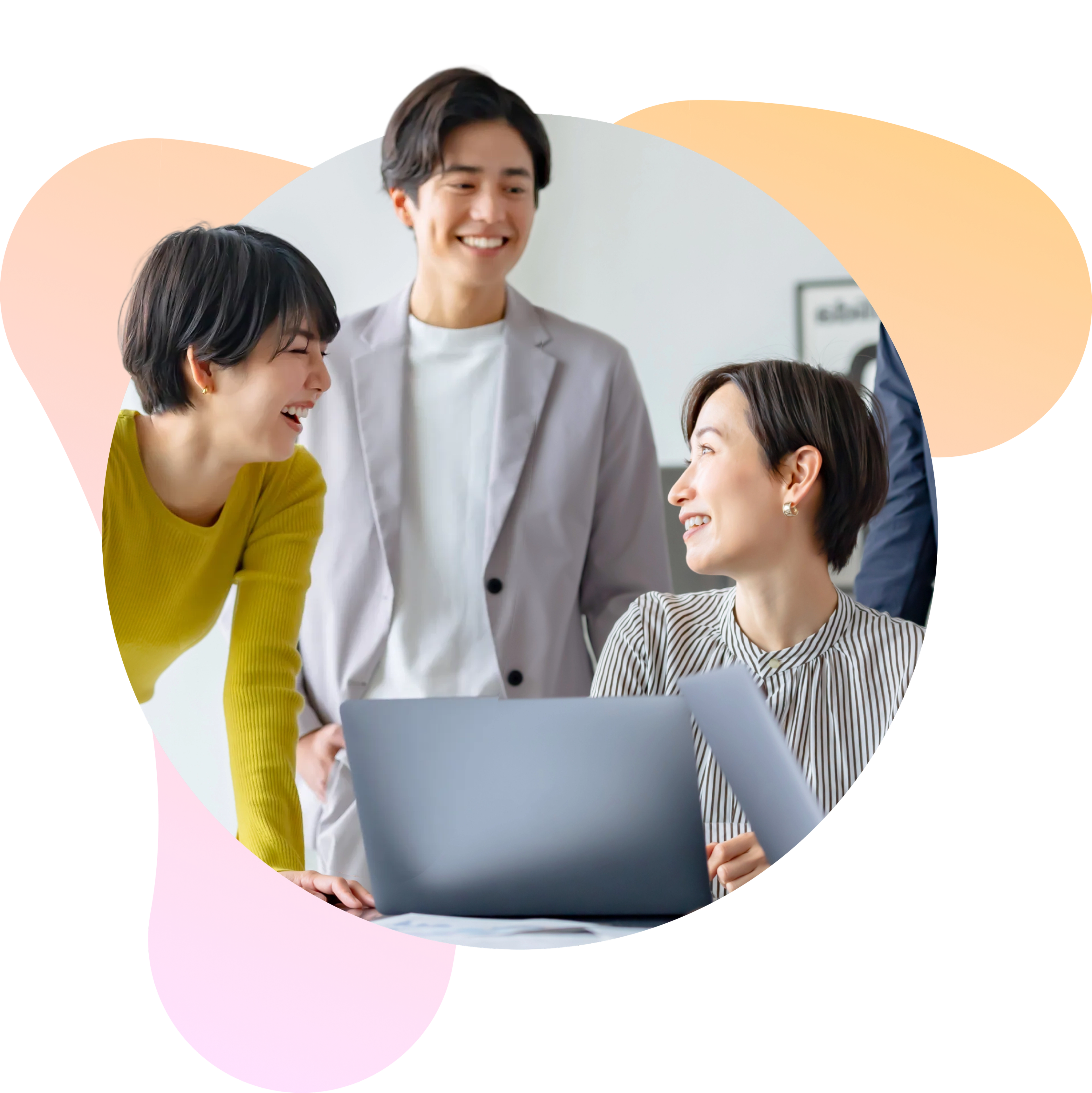 オフィスで笑顔を交わしながら協力し合う、多様なメンバーたち。