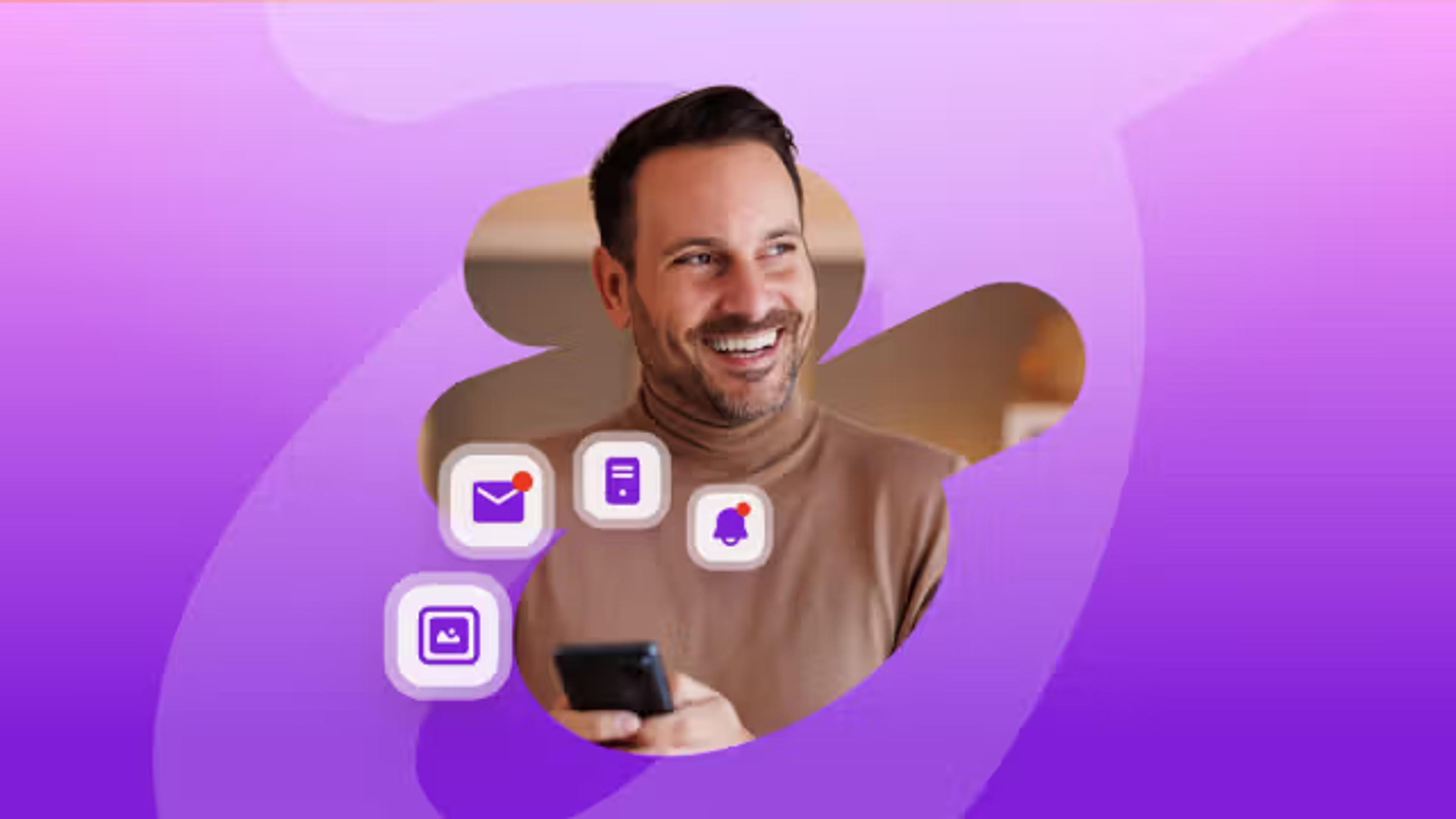 Hombre sonriente con un teléfono, rodeado de iconos de correo, mensajes, notificaciones e imágenes sobre un fondo morado.