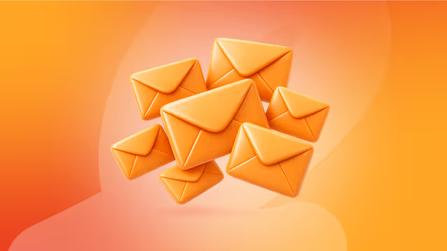 Illustration de plusieurs enveloppes orange flottant sur un fond dégradé orange, symbolisant des messages ou des e-mails.