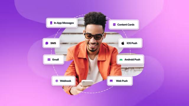 Hombre usando su teléfono móvil rodeado de iconos que representan distintos canales de mensajería y notificaciones digitales sobre un fondo degradado morado.