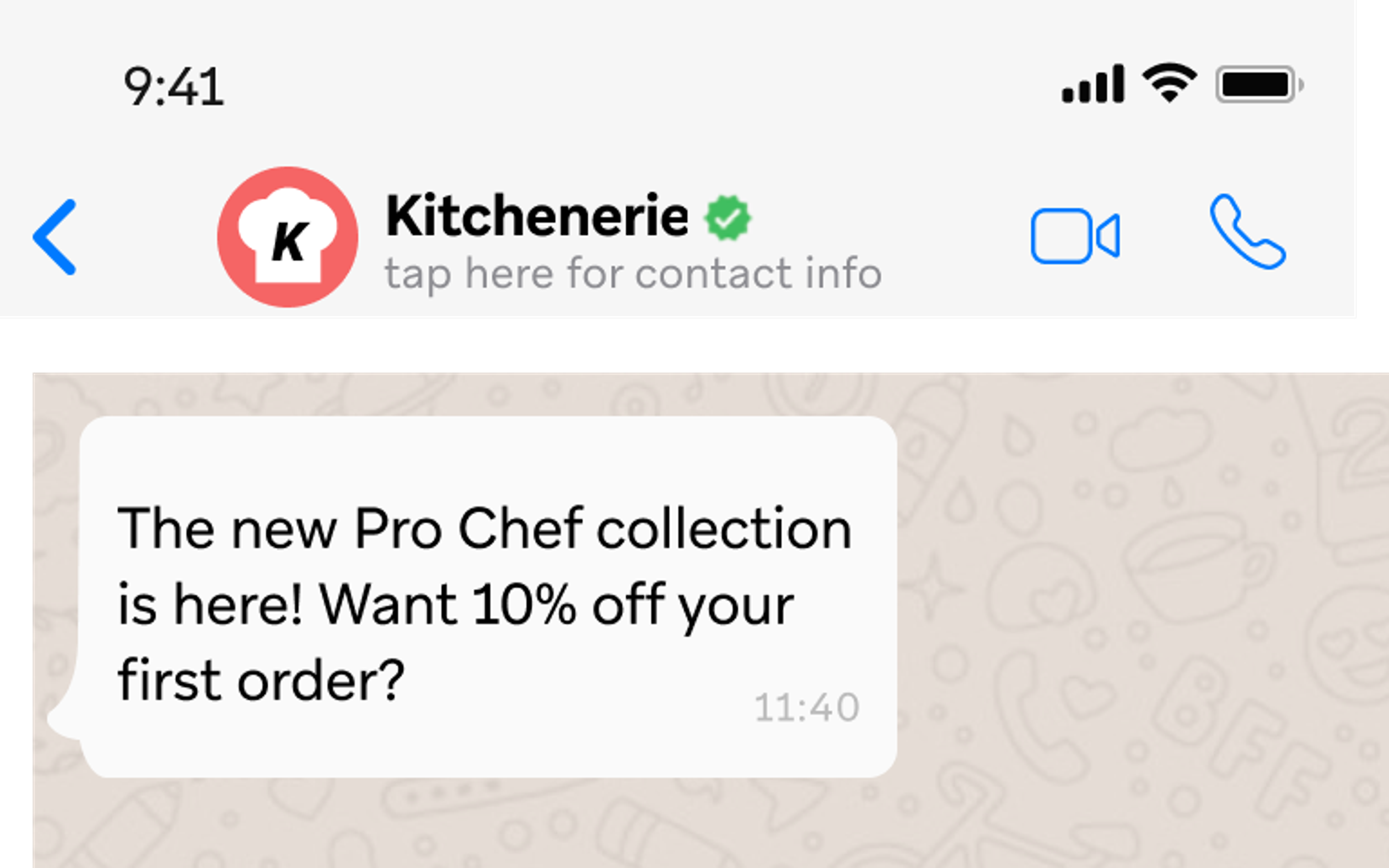 Uma captura de tela de uma conversa no WhatsApp de uma marca chamada Kitchenerie. O nome dela é exibido na parte superior da conversa ao lado de uma marca de seleção verde. 