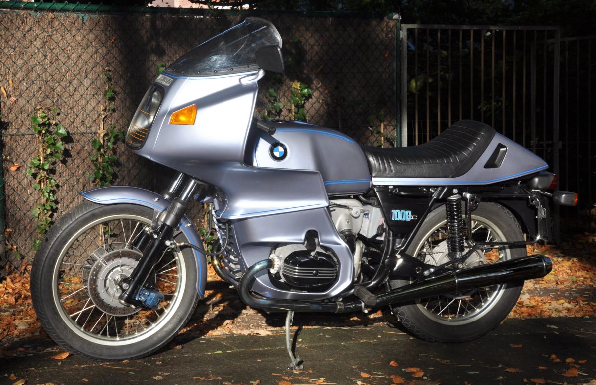 Close crop of the R100RS fairing nose, headlight, mirror and front cylinder of the boxer engine