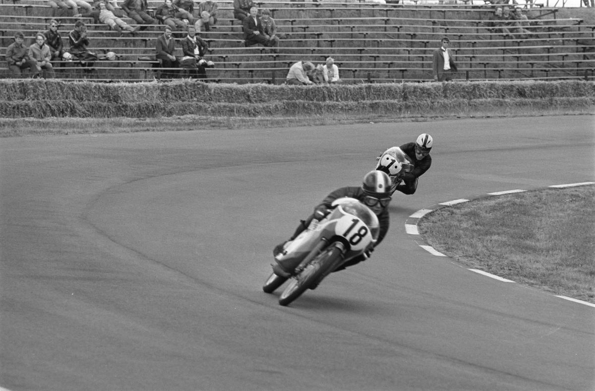 Ángel Nieto, wearing number 1, in practice with Jan de Vries, number 18, at the 1970 Dutch TT in Assen