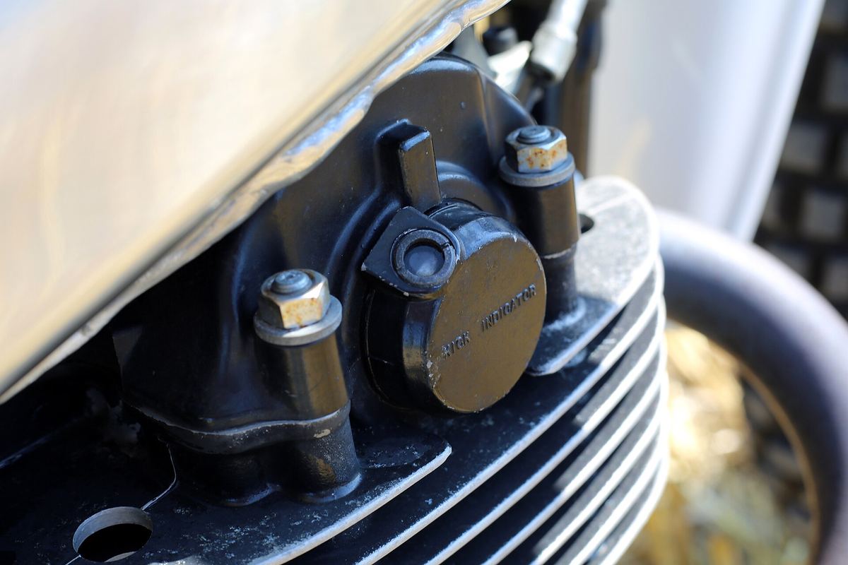 Close-up of the Yamaha XT500 cylinder head and the round kick-start indicator window on the engine